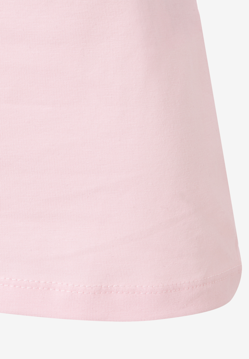 Nahaufnahme eines rosa MORE & MORE T-Shirts mit feinem Saum. Nahaufnahme eines rosa MORE & MORE T-Shirts mit feinem Saum.