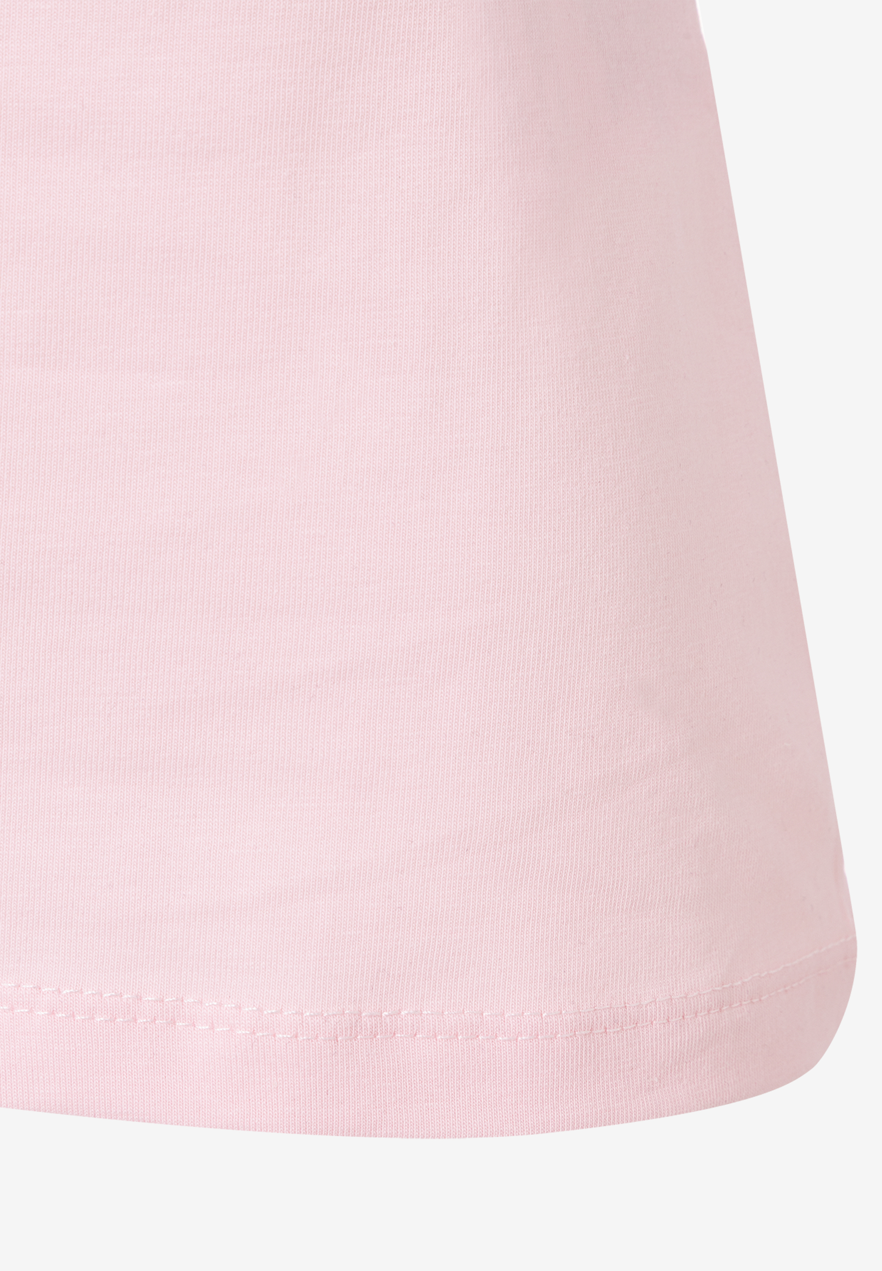 Nahaufnahme eines rosa MORE & MORE T-Shirts mit feinem Saum. Nahaufnahme eines rosa MORE & MORE T-Shirts mit feinem Saum.