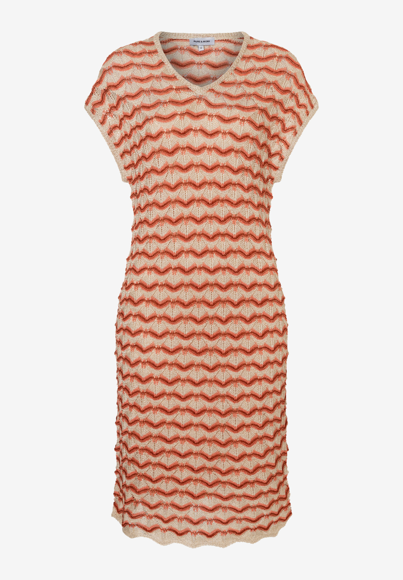 Ein Oberteil von MORE & MORE mit Lochstrick und rotem Zickzackmuster.