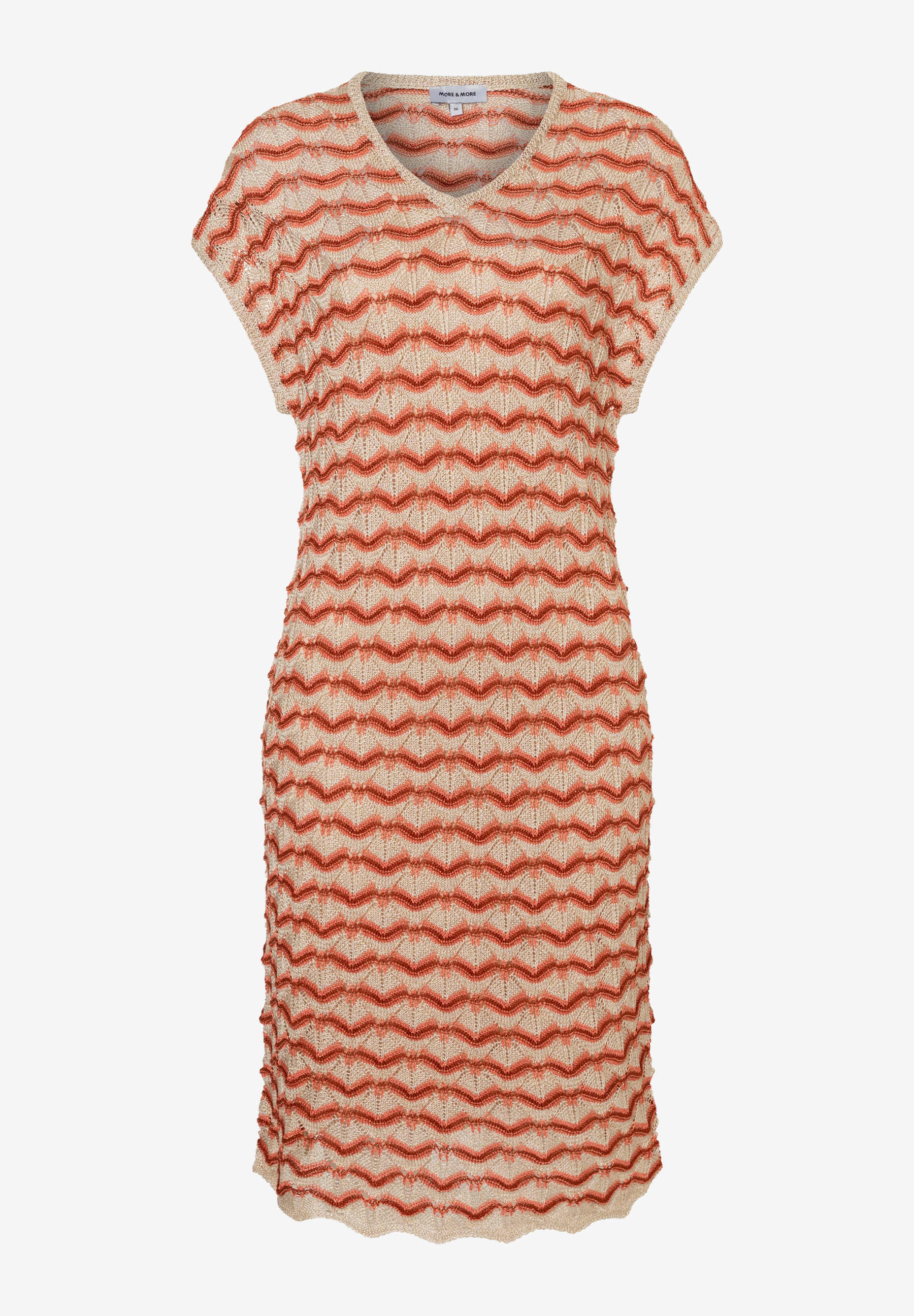 MORE & MORE Lochstrickkleid in hellem Beige und Orange, mit V-Ausschnitt, kurzen Ärmeln und wellenförmigem Muster. MORE & MORE Lochstrickkleid in hellem Beige und Orange, mit V-Ausschnitt, kurzen Ärmeln und wellenförmigem Muster.