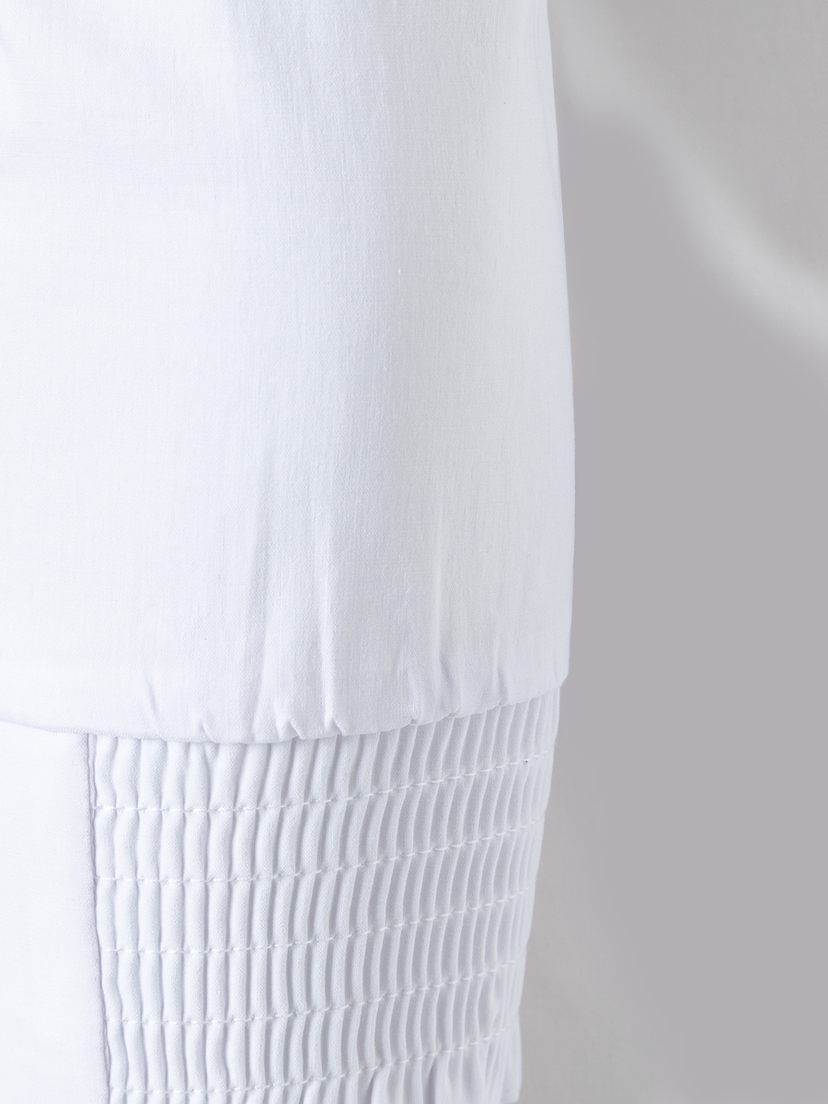 Detailansicht einer weißen MORE & MORE Bluse aus Baumwollmischung mit Stretch-Anteil und Raffungen. Detailansicht einer weißen MORE & MORE Bluse aus Baumwollmischung mit Stretch-Anteil und Raffungen.