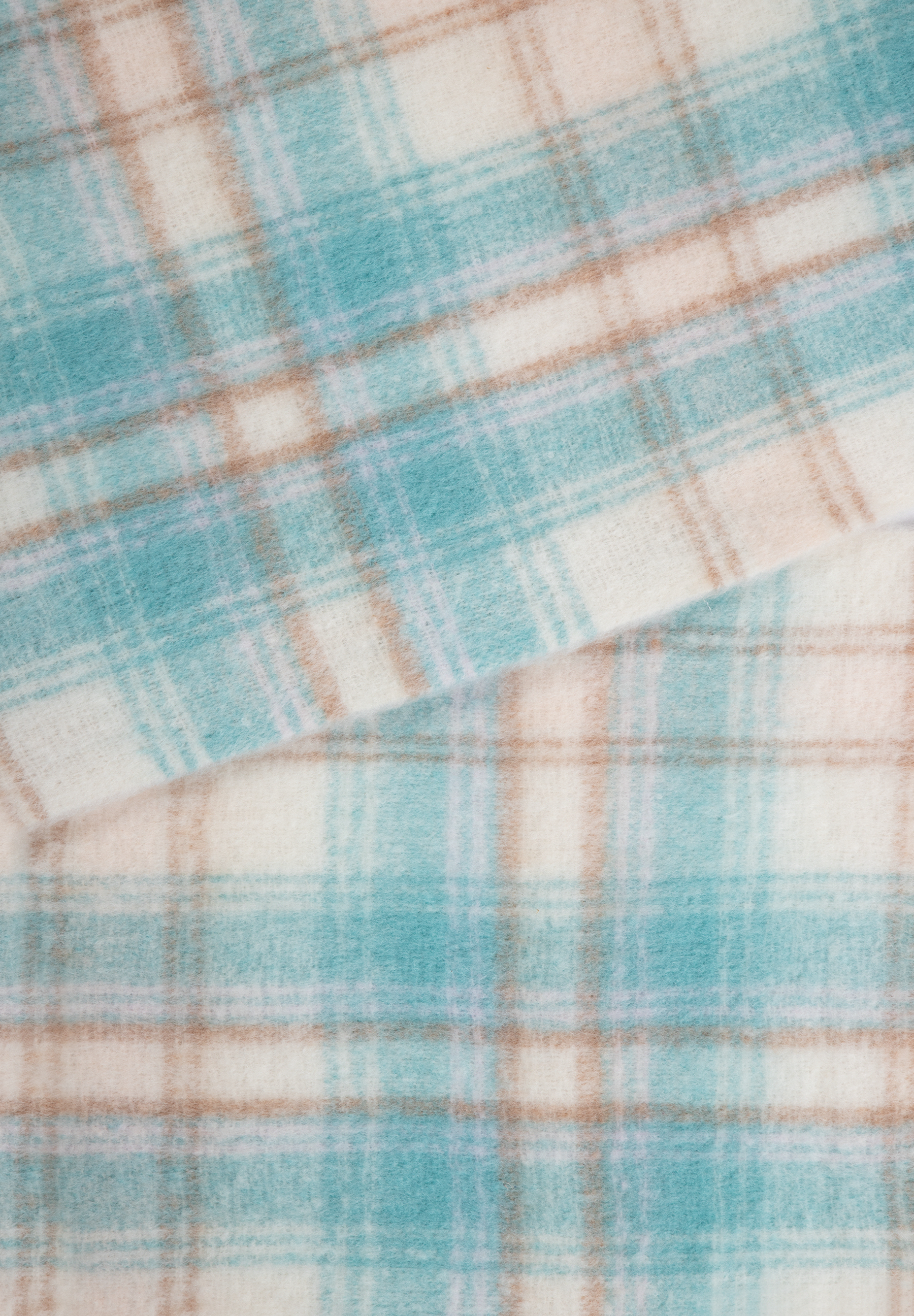 Nahaufnahme eines karierten MORE & MORE Accessoires in Weiß, Türkis und Braun. Nahaufnahme eines karierten MORE & MORE Accessoires in Weiß, Türkis und Braun.