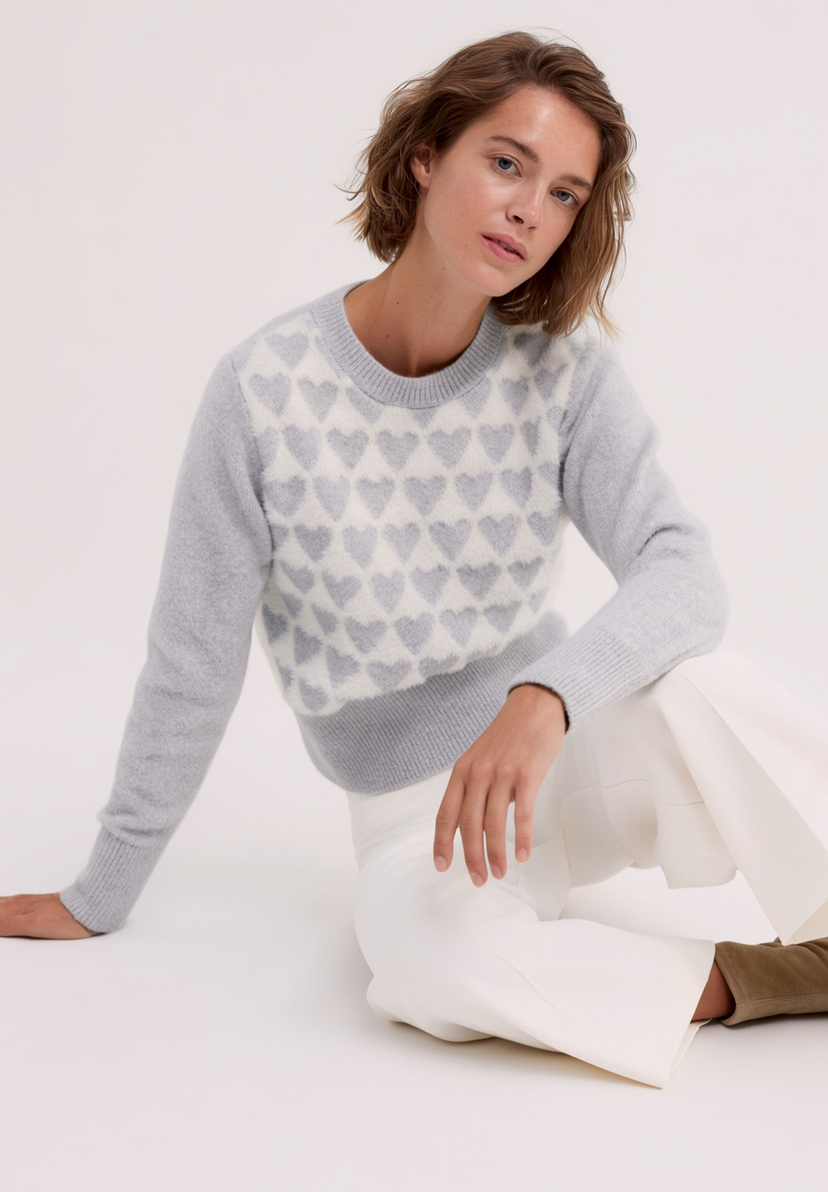 MORE & MORE Strickpullover mit Herzmuster. Das Model trägt einen weichen, elastischen Pullover mit Viskose-Anteil. MORE & MORE Strickpullover mit Herzmuster. Das Model trägt einen weichen, elastischen Pullover mit Viskose-Anteil.