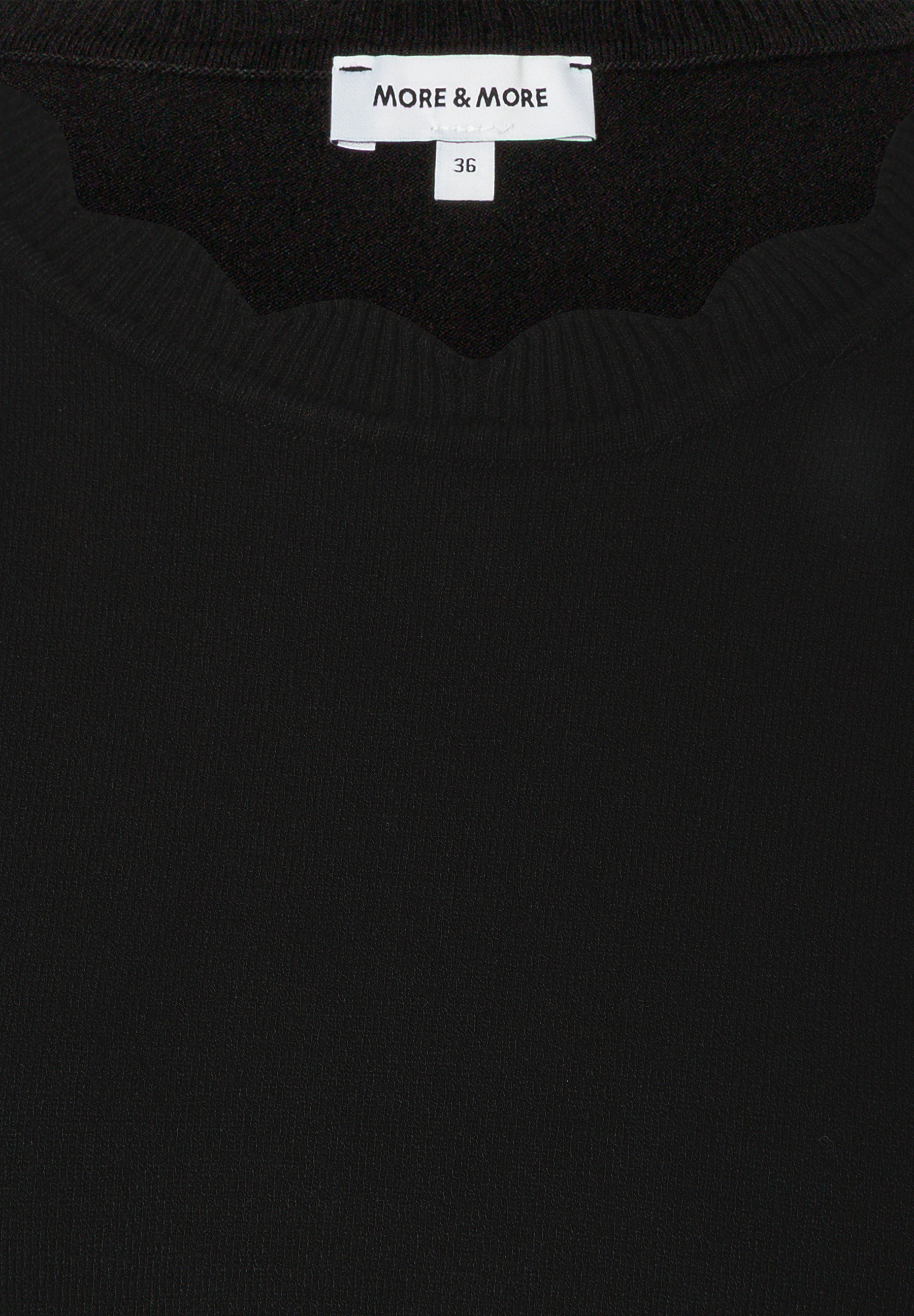 MORE & MORE Feinstrick-Pullover in Schwarz mit Wellensaum und Etikett mit Grösse 36, angenehm und elastisch. MORE & MORE Feinstrick-Pullover in Schwarz mit Wellensaum und Etikett mit Grösse 36, angenehm und elastisch.
