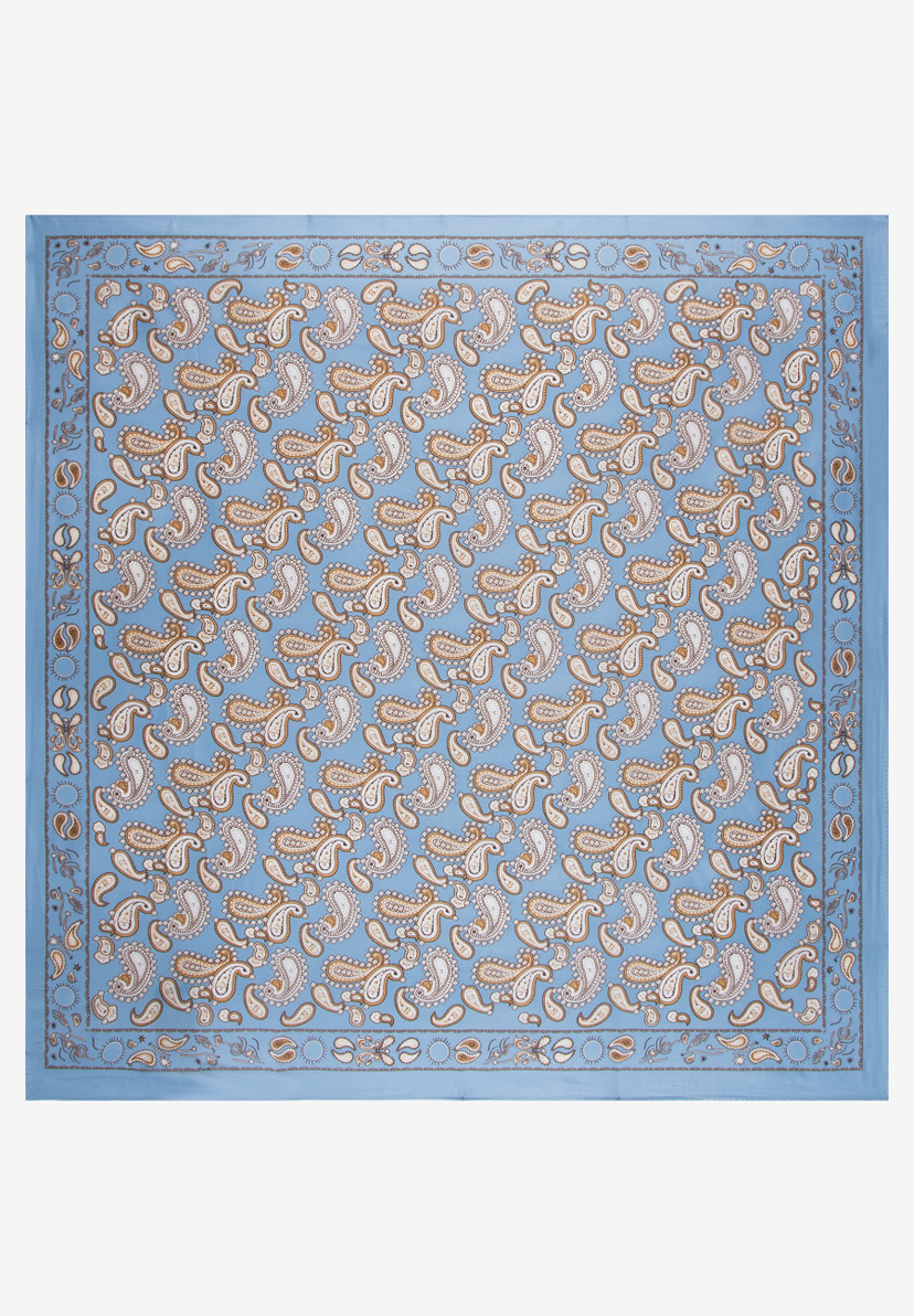 MORE & MORE Accessoire: Ein quadratisches, hellblaues Halstuch mit Paisley-Muster in Cremeweiß, Gold und Braun. MORE & MORE Accessoire: Ein quadratisches, hellblaues Halstuch mit Paisley-Muster in Cremeweiß, Gold und Braun.