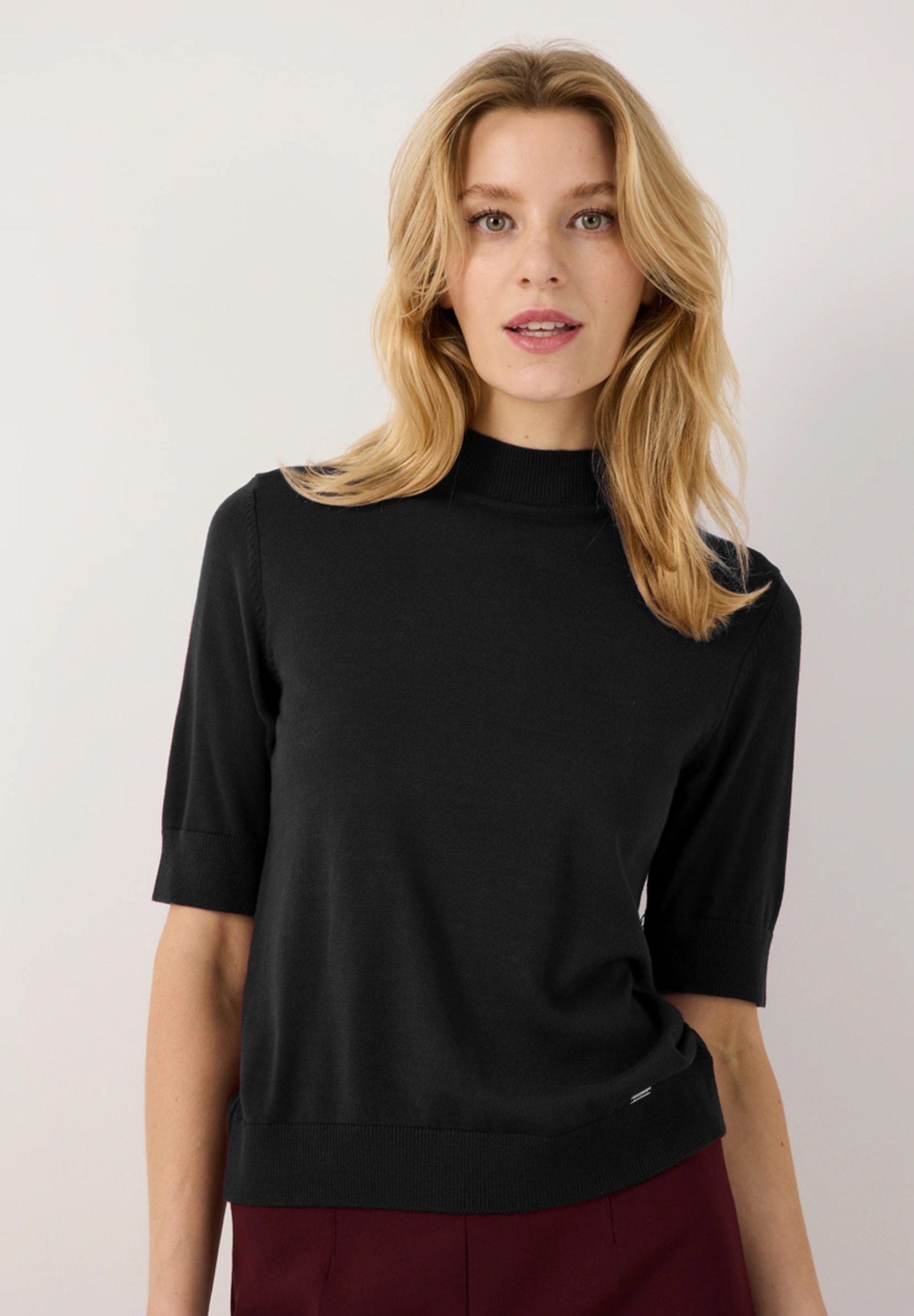MORE & MORE Feinstrick-Pullover in Burgunderrot. Kurzarm-Pullover mit Stehkragen, angenehm und elastisch.