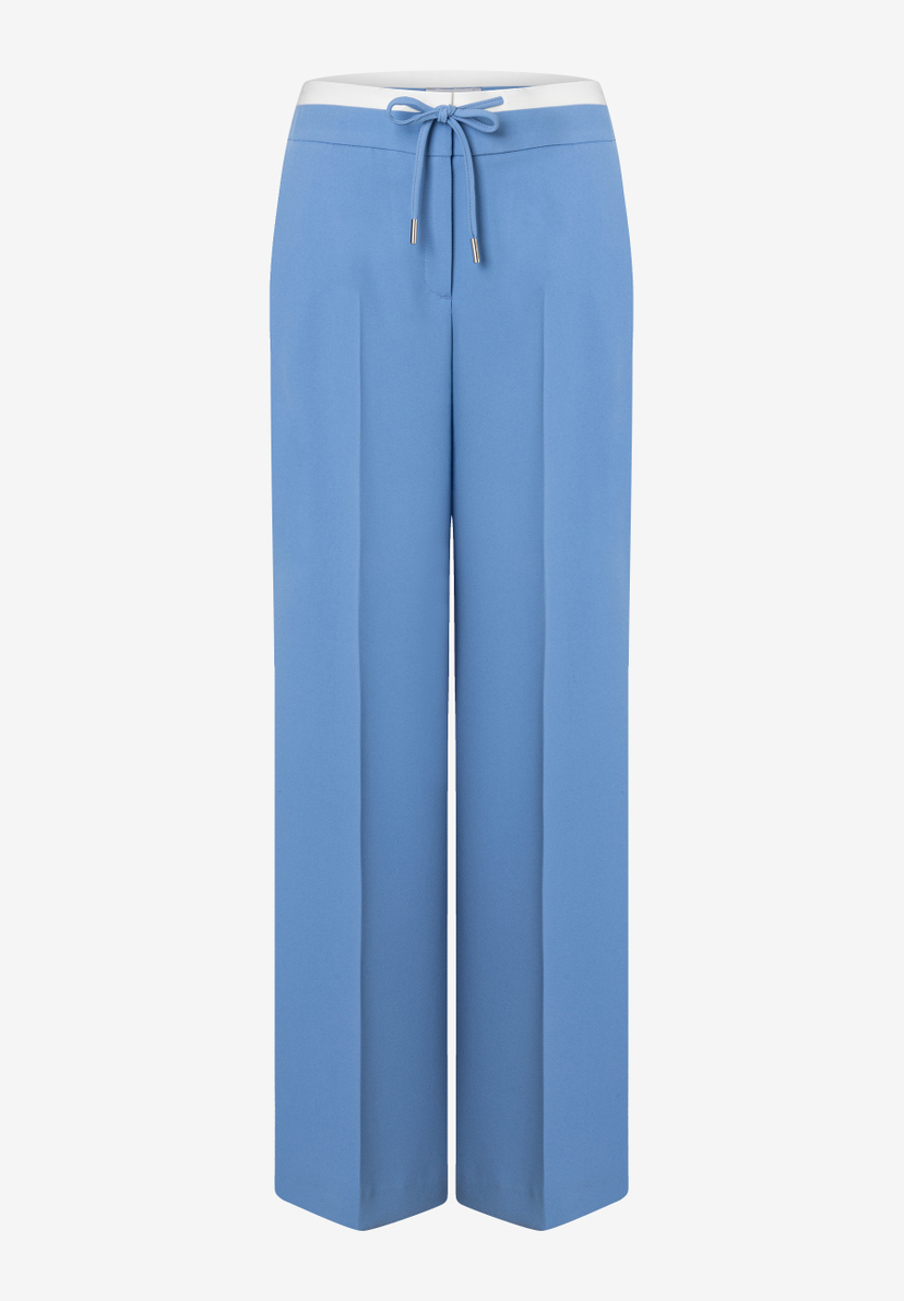 Eine hellblaue MORE & MORE Hose mit weitem Bein und weißem Bund. Eine hellblaue MORE & MORE Hose mit weitem Bein und weißem Bund.