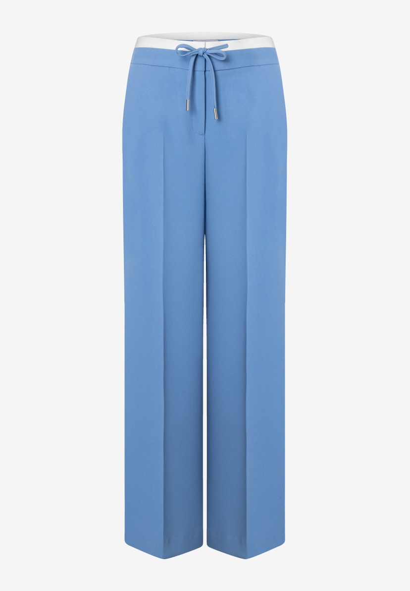 Eine hellblaue MORE & MORE Hose mit weitem Bein und weißem Bund. Eine hellblaue MORE & MORE Hose mit weitem Bein und weißem Bund.