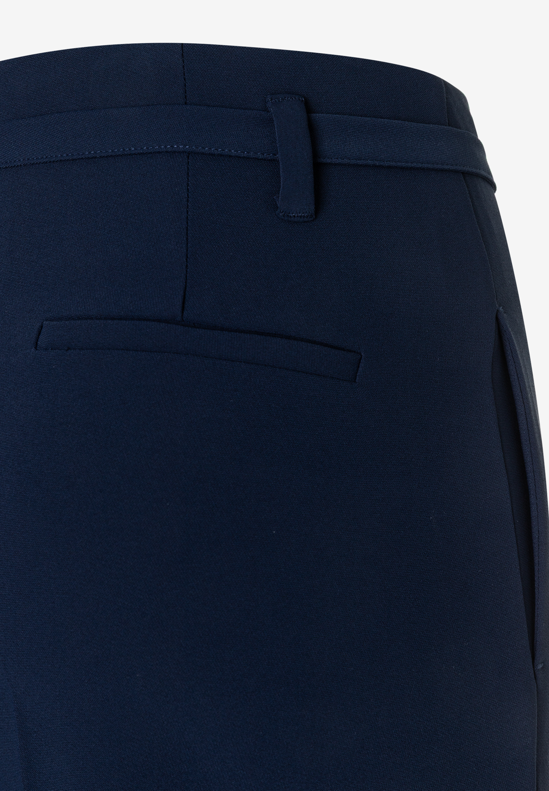 Detailaufnahme einer dunkelblauen MORE & MORE Hose mit fließendem Stoff und angedeuteter Gesäßtasche. Detailaufnahme einer dunkelblauen MORE & MORE Hose mit fließendem Stoff und angedeuteter Gesäßtasche.