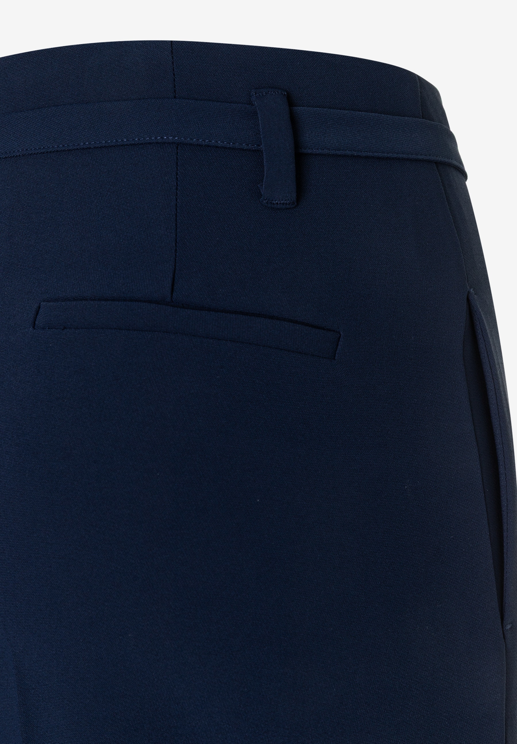 Detailaufnahme einer dunkelblauen MORE & MORE Hose mit fließendem Stoff und angedeuteter Gesäßtasche. Detailaufnahme einer dunkelblauen MORE & MORE Hose mit fließendem Stoff und angedeuteter Gesäßtasche.