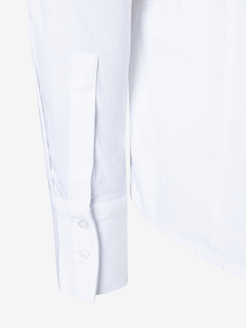 Detailaufnahme einer weißen MORE & MORE Bluse aus Baumwollmischung mit Manschette. Detailaufnahme einer weißen MORE & MORE Bluse aus Baumwollmischung mit Manschette.
