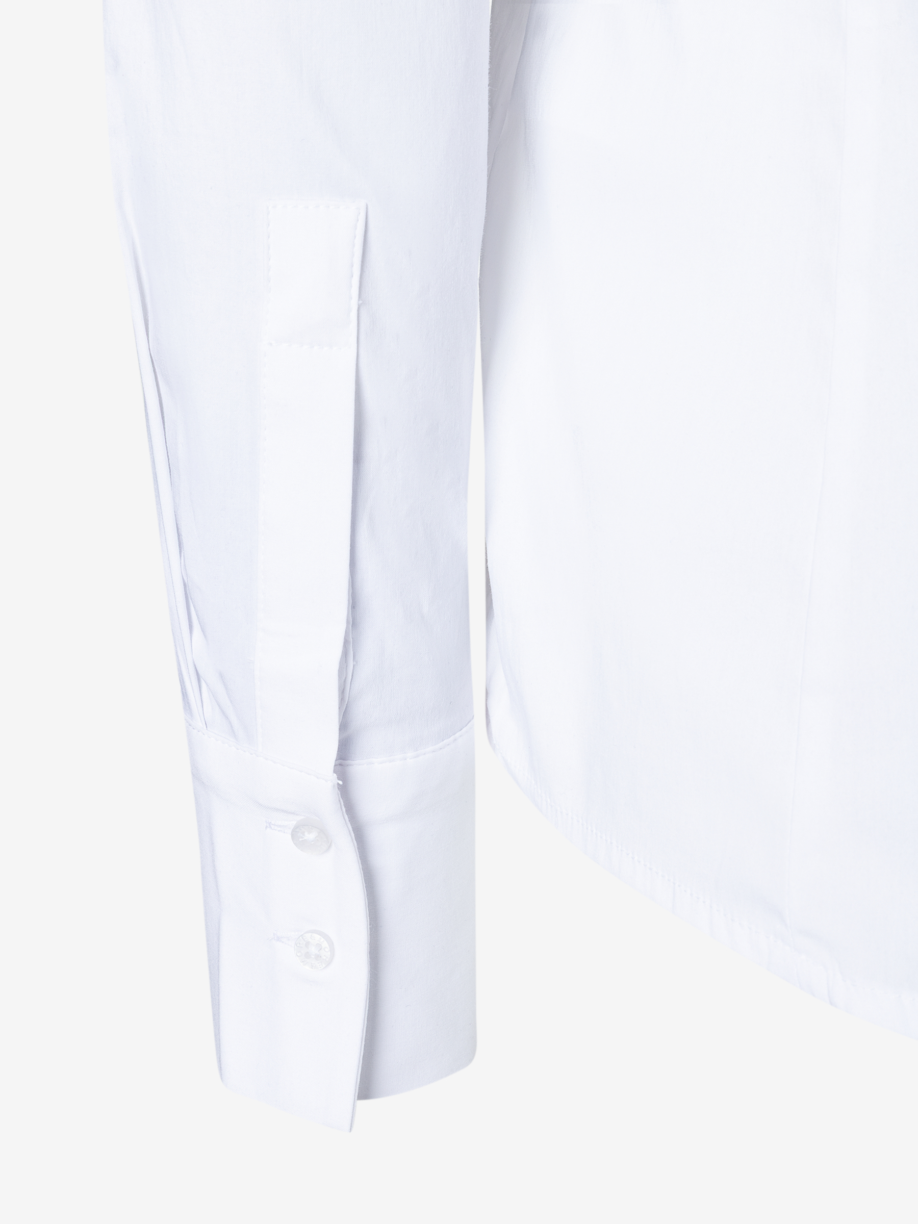 Detailaufnahme einer weißen MORE & MORE Bluse aus Baumwollmischung mit Manschette. Detailaufnahme einer weißen MORE & MORE Bluse aus Baumwollmischung mit Manschette.