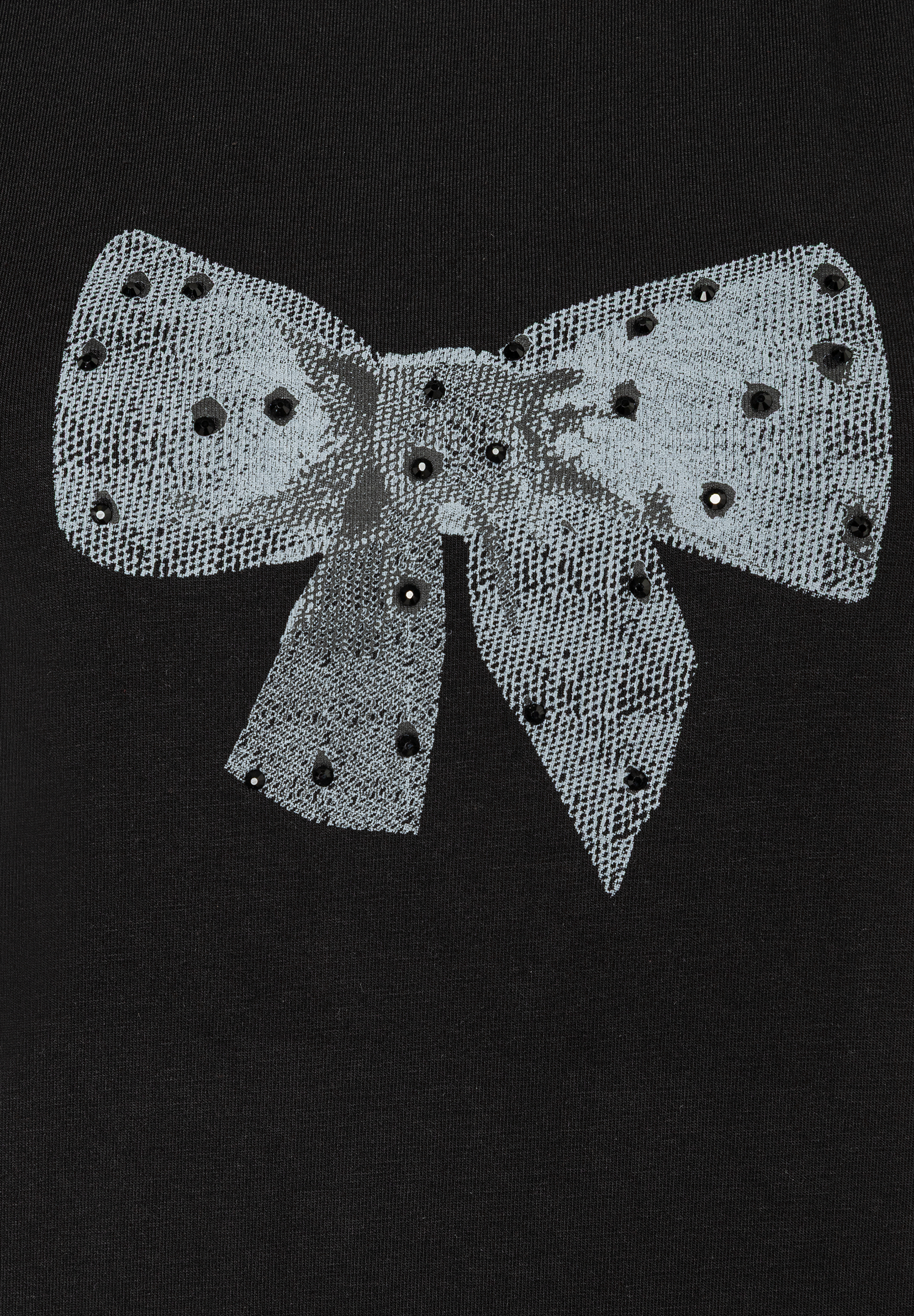 Ein schwarzes MORE & MORE Oberteil mit einer grauen Schleife, die mit schwarzen Ziernieten besetzt ist. Ein schwarzes MORE & MORE Oberteil mit einer grauen Schleife, die mit schwarzen Ziernieten besetzt ist.