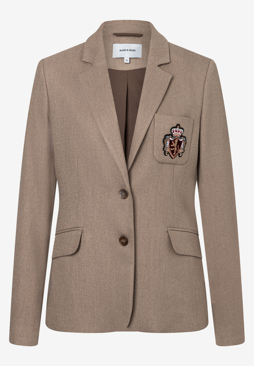 MORE & MORE Damen-Blazer in Beige mit Brustwappen und 2-Knopf-Verschluss. Webware mit angenehmem Tragekomfort. MORE & MORE Damen-Blazer in Beige mit Brustwappen und 2-Knopf-Verschluss. Webware mit angenehmem Tragekomfort.