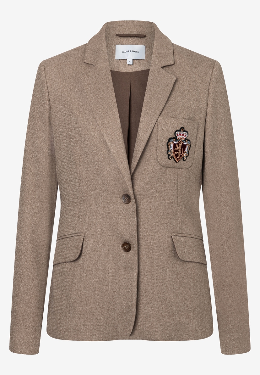 MORE & MORE Damen-Blazer in Beige mit Brustwappen und 2-Knopf-Verschluss. Webware mit angenehmem Tragekomfort. MORE & MORE Damen-Blazer in Beige mit Brustwappen und 2-Knopf-Verschluss. Webware mit angenehmem Tragekomfort.