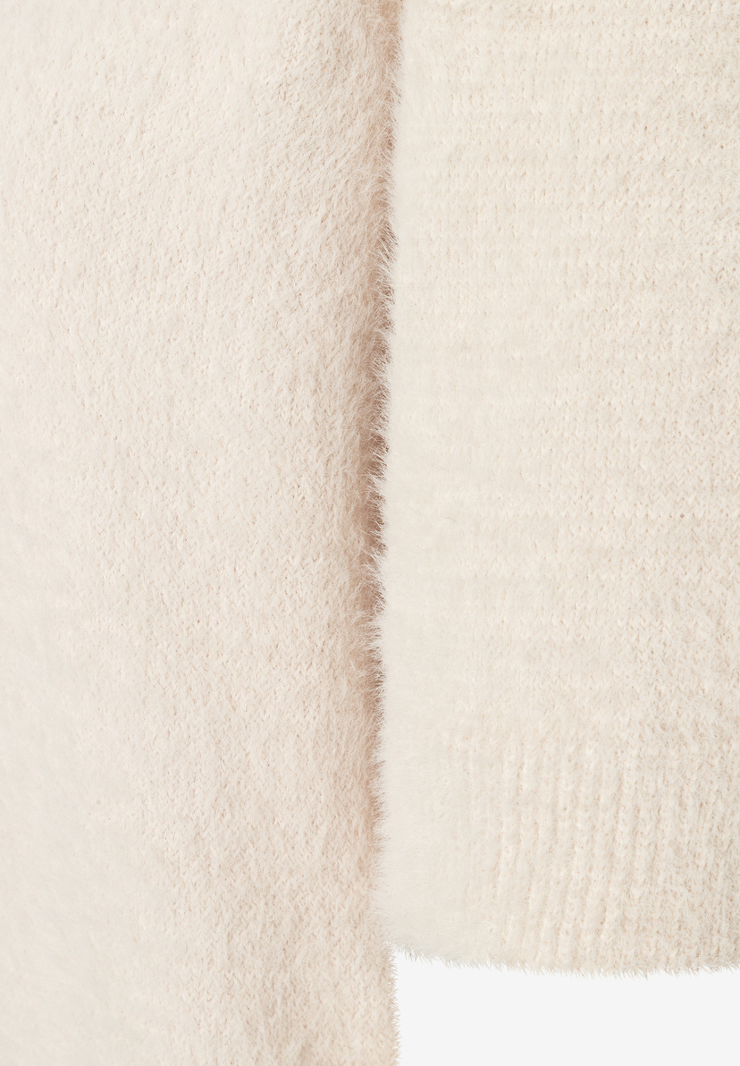 MORE & MORE Pullover in Beige, Nahaufnahme des langhaarigen Materials, das an Mohair oder Angora erinnert.
