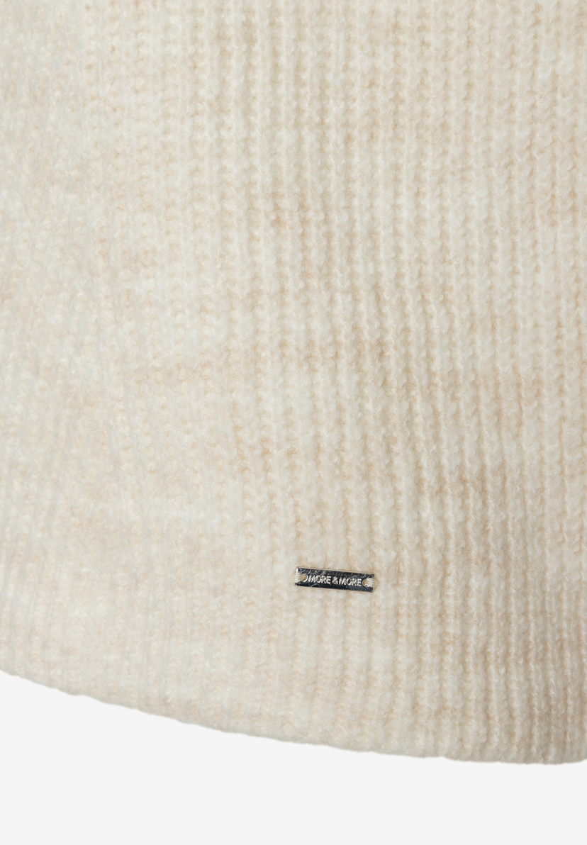Nahaufnahme eines beigen MORE & MORE Rippstrick-Oberteils mit wärmendem, weichem Griff. Nahaufnahme eines beigen MORE & MORE Rippstrick-Oberteils mit wärmendem, weichem Griff.