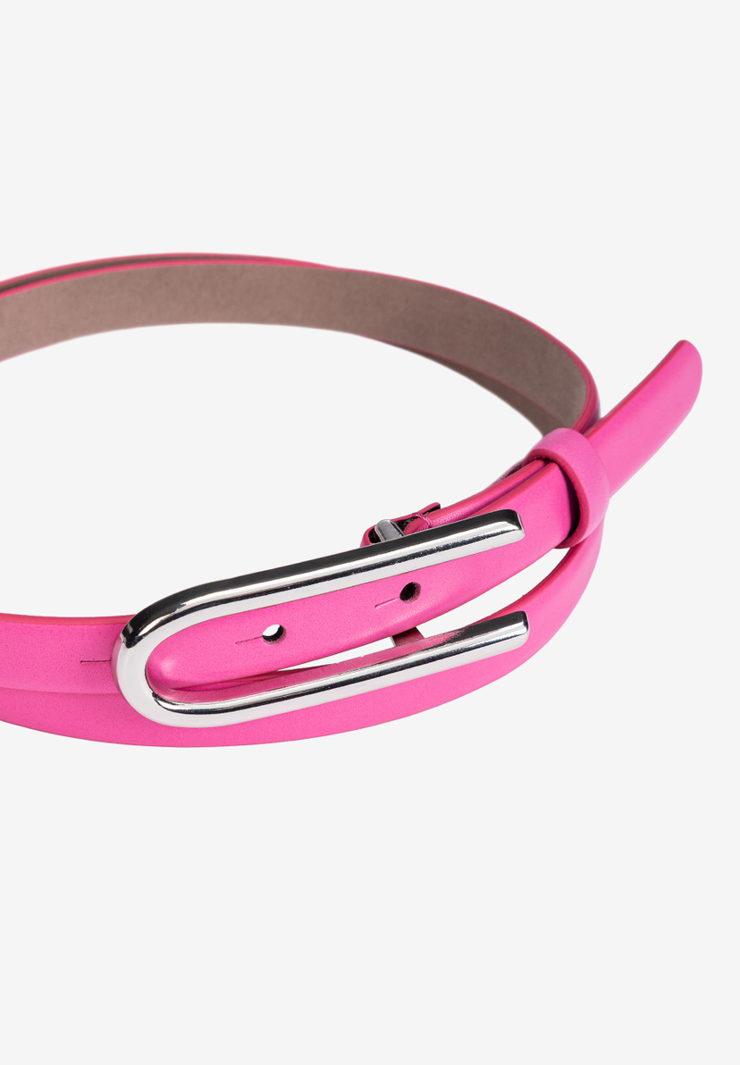 Nahaufnahme eines pinken MORE & MORE Gürtels mit silberner Schnalle. Nahaufnahme eines pinken MORE & MORE Gürtels mit silberner Schnalle.