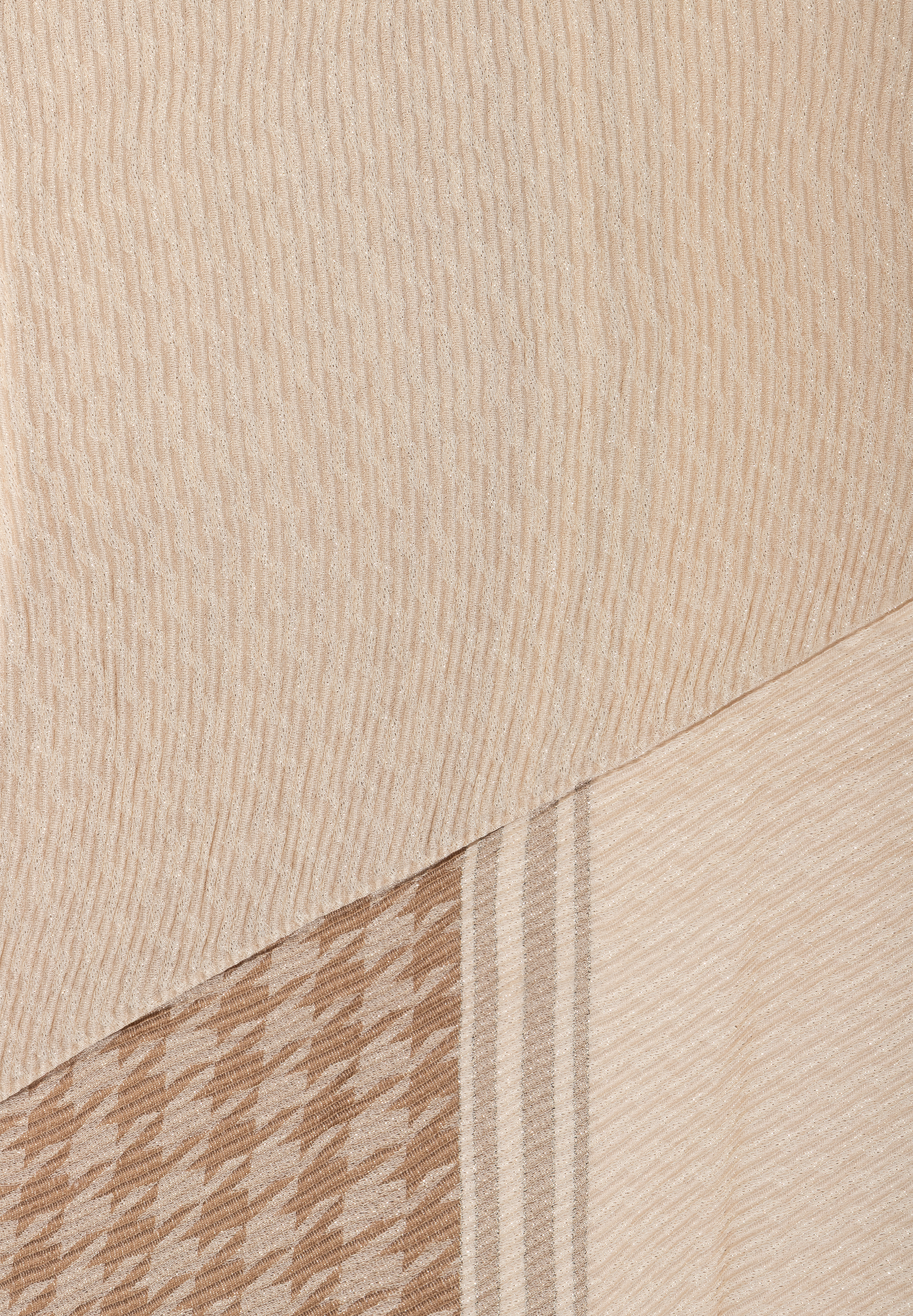 Nahaufnahme eines MORE & MORE Accessoires mit Hahnentritt-, Streifen- und Rippenmuster in Beige. Nahaufnahme eines MORE & MORE Accessoires mit Hahnentritt-, Streifen- und Rippenmuster in Beige.