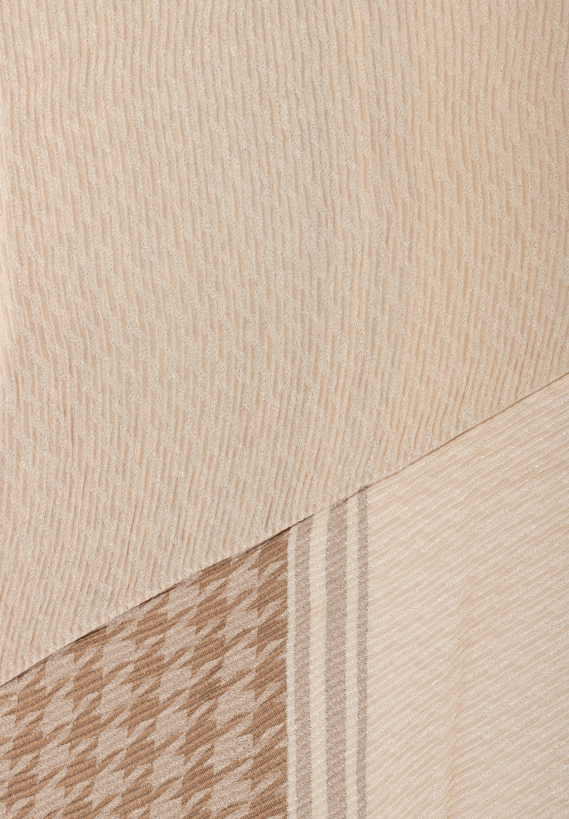 Nahaufnahme eines MORE & MORE Accessoires mit Hahnentritt-, Streifen- und Rippenmuster in Beige. Nahaufnahme eines MORE & MORE Accessoires mit Hahnentritt-, Streifen- und Rippenmuster in Beige.