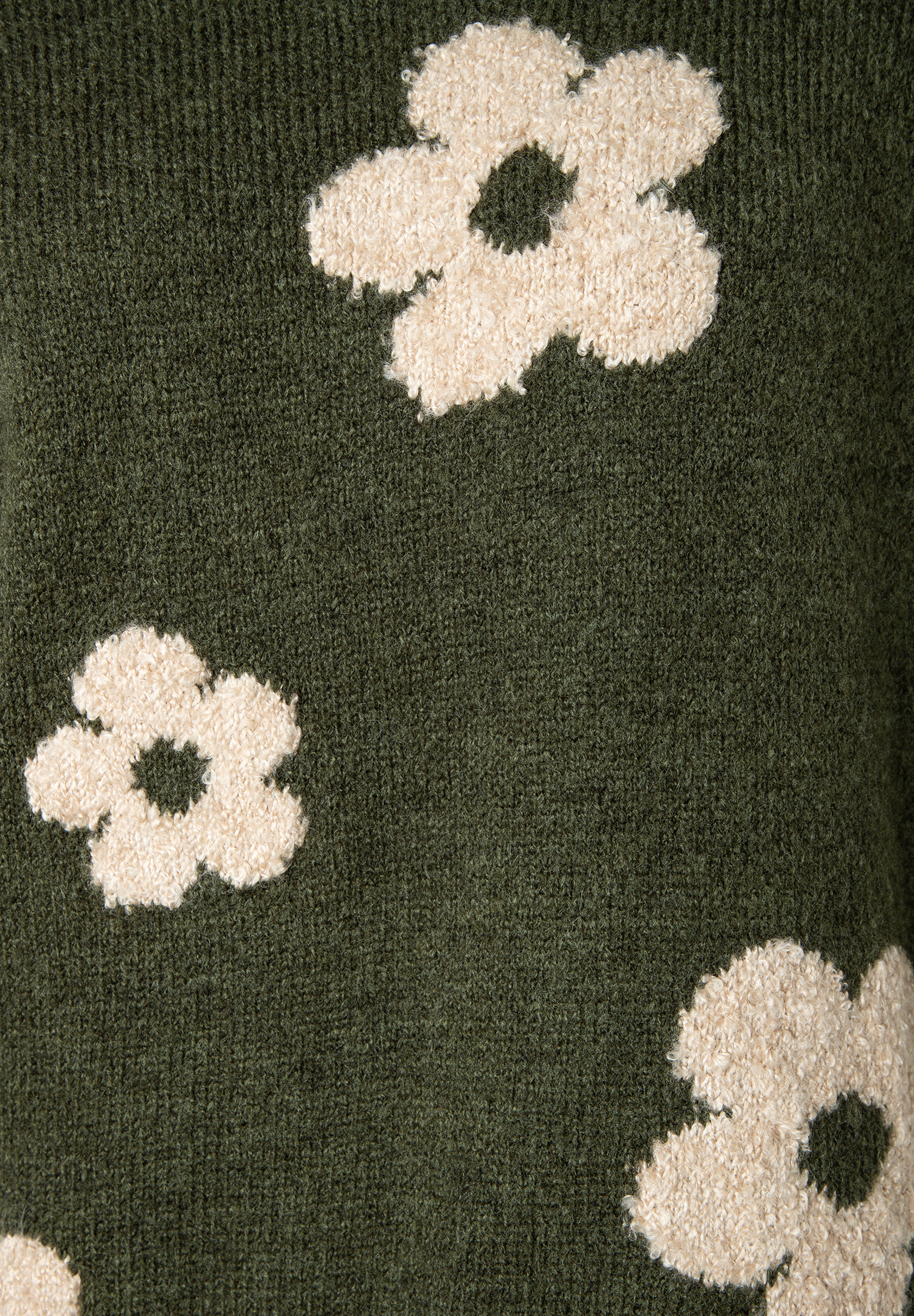 MORE & MORE Pullover: Nahaufnahme eines grünen Strickpullovers mit flauschigen cremefarbenen Blumenmustern.