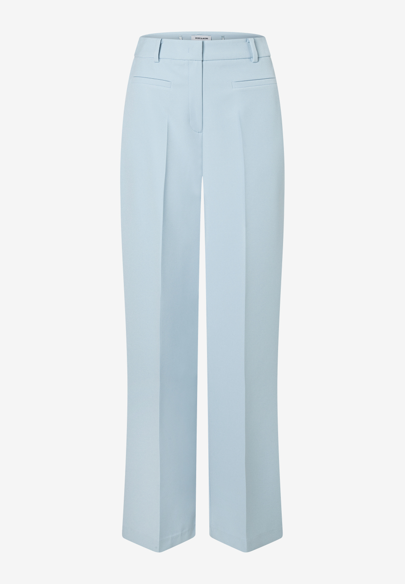 Eine hellblaue Stoffhose der Marke MORE & MORE auf weißem Grund. Eine hellblaue Stoffhose der Marke MORE & MORE auf weißem Grund.