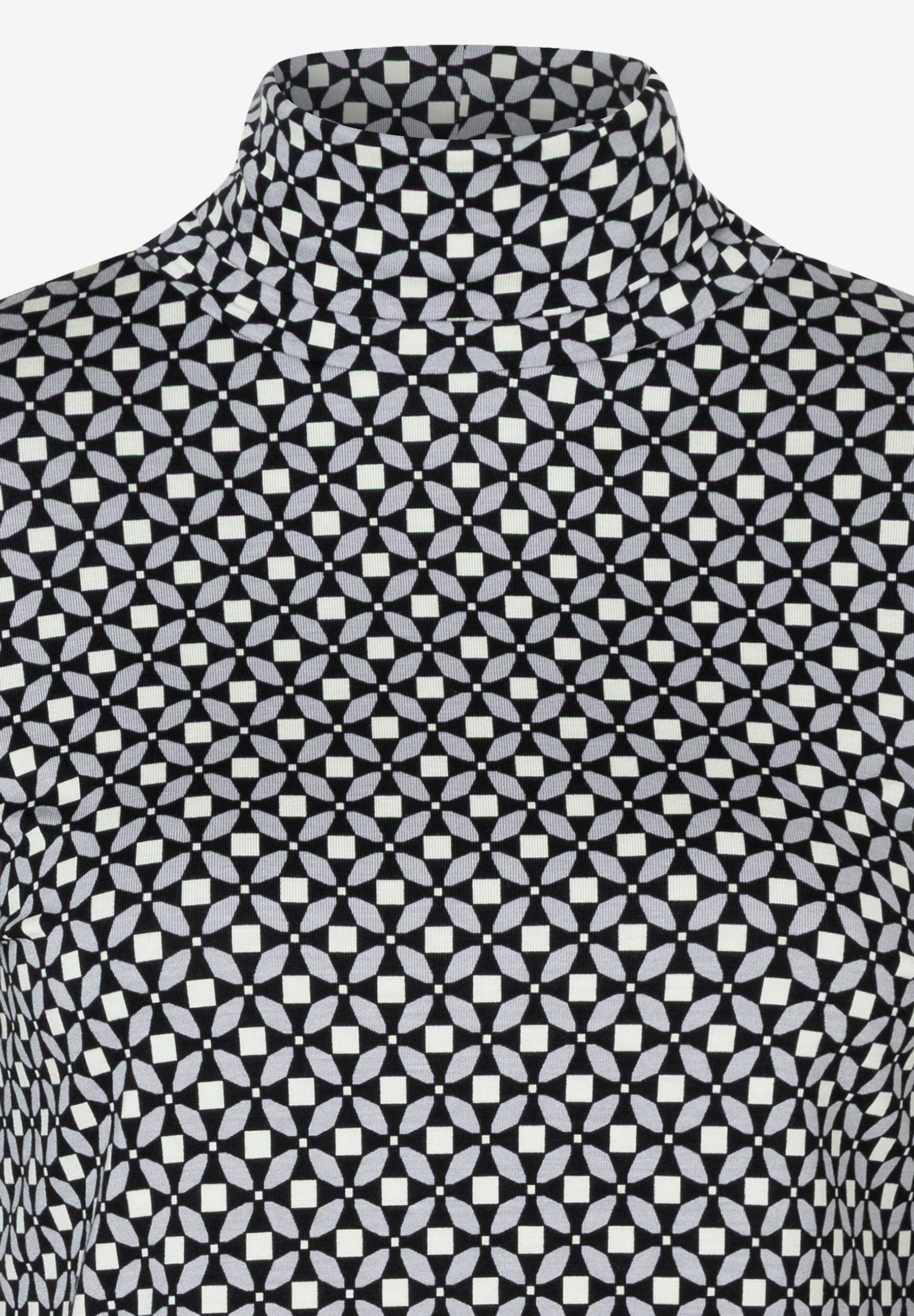 Nahaufnahme eines MORE & MORE Oberteils mit Rollkragen und geometrischem Muster. Nahaufnahme eines MORE & MORE Oberteils mit Rollkragen und geometrischem Muster.