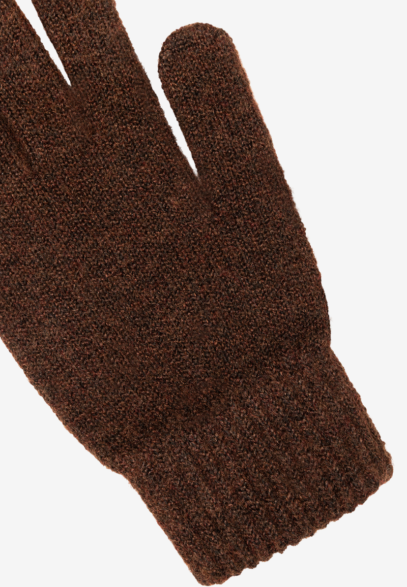 Nahaufnahme eines braunen MORE & MORE Handschuhs, gestrickt, auf hellem Grund. Nahaufnahme eines braunen MORE & MORE Handschuhs, gestrickt, auf hellem Grund.
