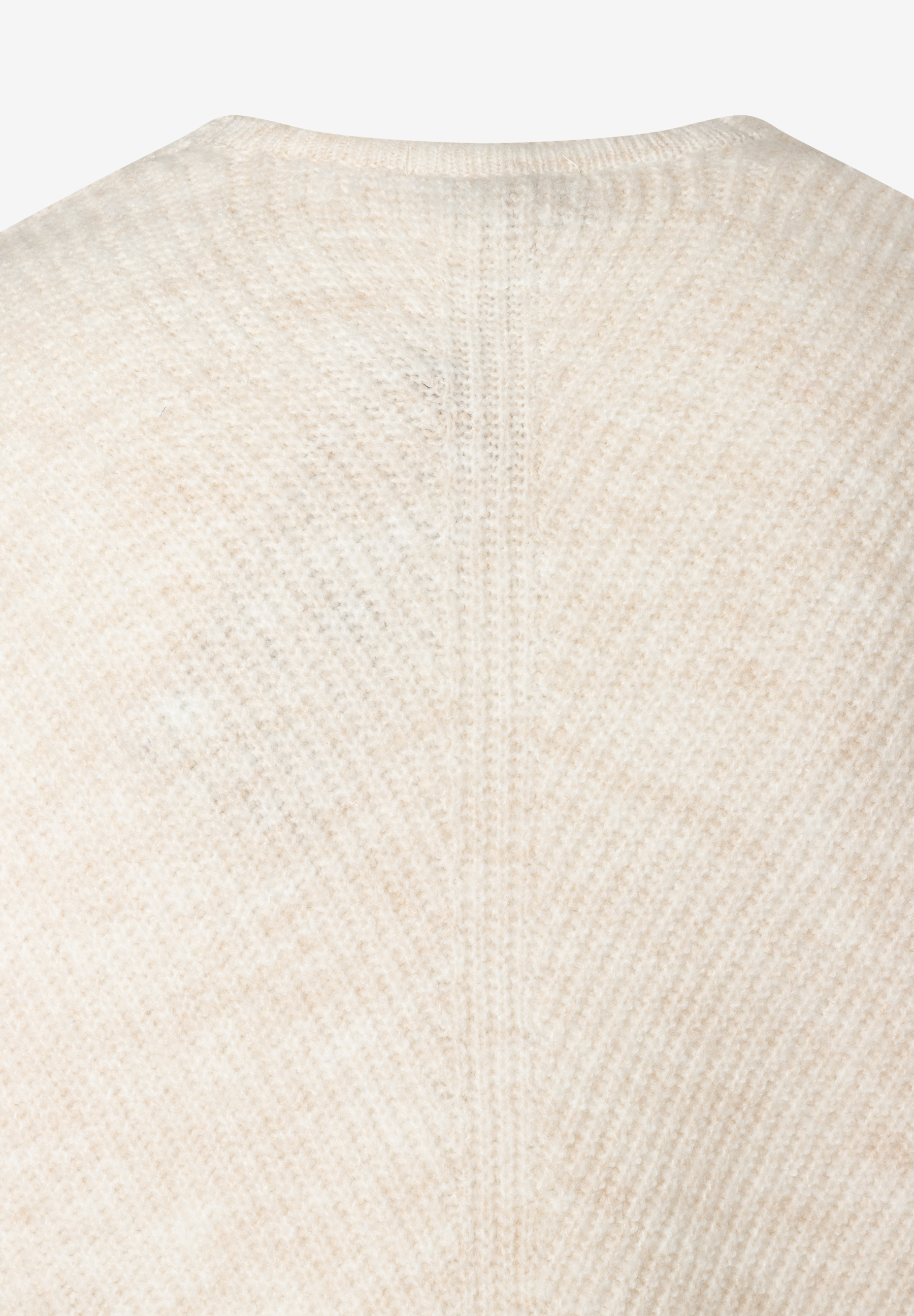 Nahaufnahme des MORE & MORE Rippstrick-Oberteils in gebrochenem Weiß, das einen weichen Griff und angenehmen Tragekomfort verspricht. Nahaufnahme des MORE & MORE Rippstrick-Oberteils in gebrochenem Weiß, das einen weichen Griff und angenehmen Tragekomfort verspricht.