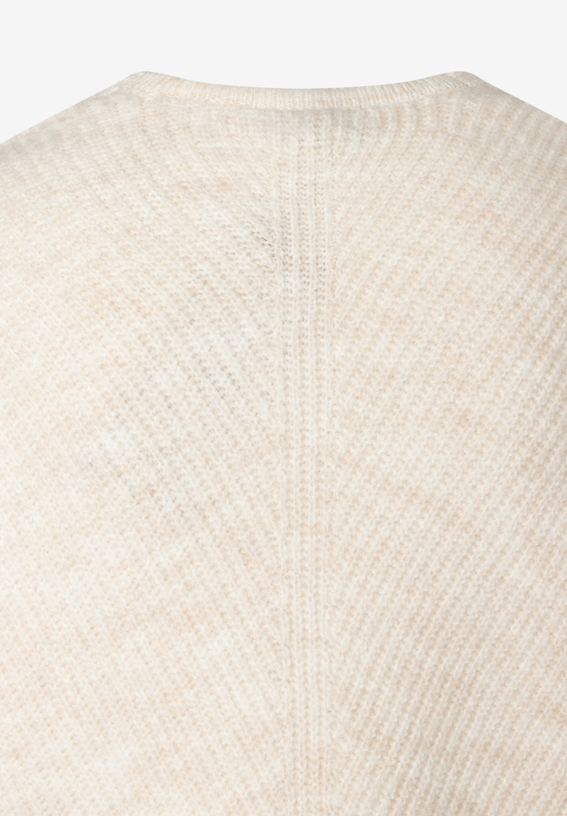 Nahaufnahme des MORE & MORE Rippstrick-Oberteils in gebrochenem Weiß, das einen weichen Griff und angenehmen Tragekomfort verspricht. Nahaufnahme des MORE & MORE Rippstrick-Oberteils in gebrochenem Weiß, das einen weichen Griff und angenehmen Tragekomfort verspricht.