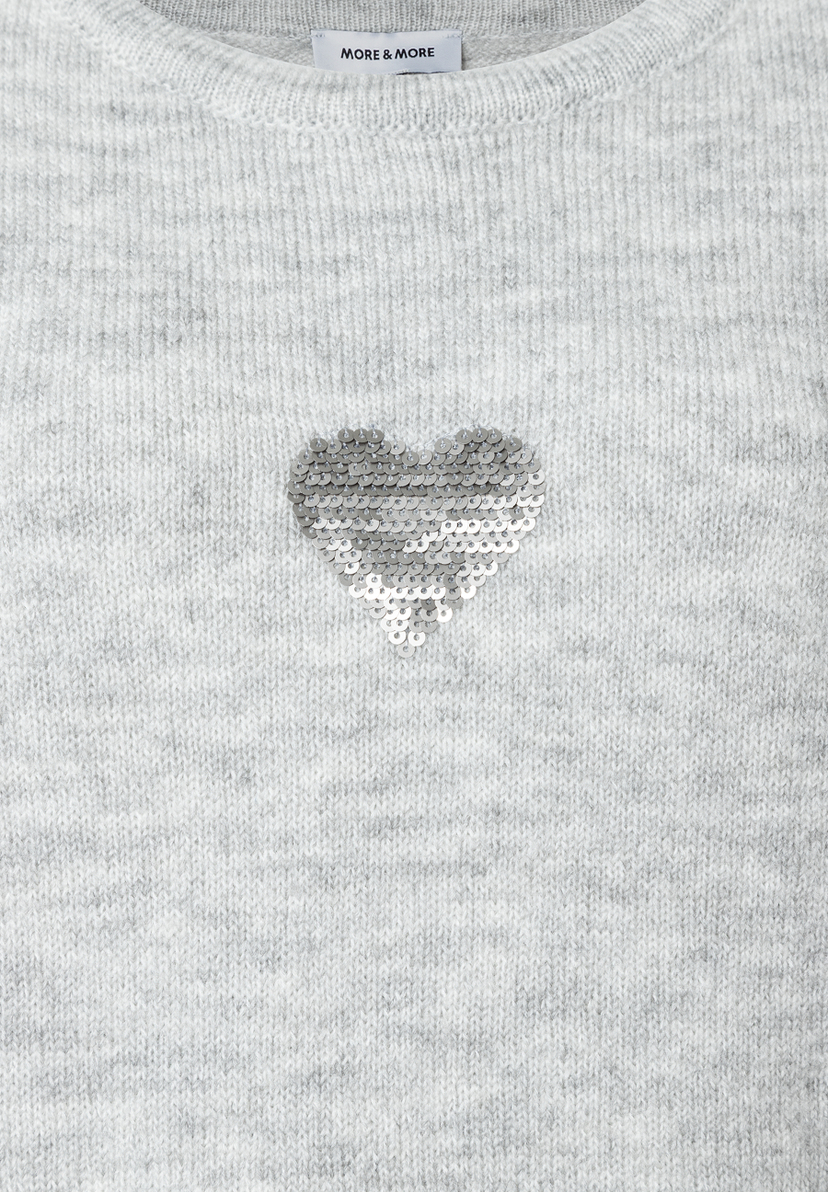 Grauer Feinstrick-Pullover von MORE & MORE mit einem glitzernden Herz aus Pailletten. Grauer Feinstrick-Pullover von MORE & MORE mit einem glitzernden Herz aus Pailletten.