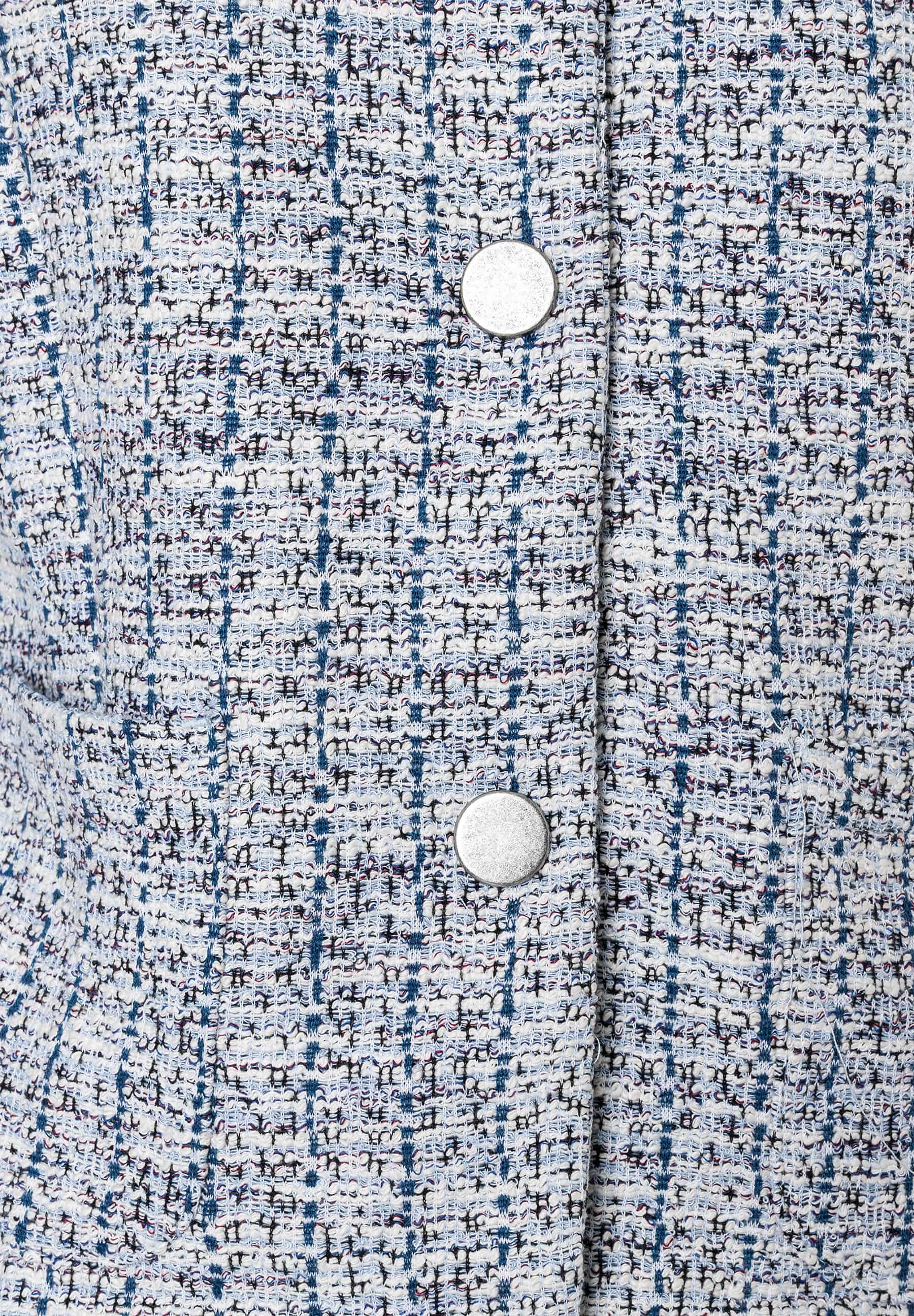 Nahaufnahme eines Blazers von MORE & MORE aus blau-weißem Bouclé-Jersey mit silbernen Knöpfen. Nahaufnahme eines Blazers von MORE & MORE aus blau-weißem Bouclé-Jersey mit silbernen Knöpfen.