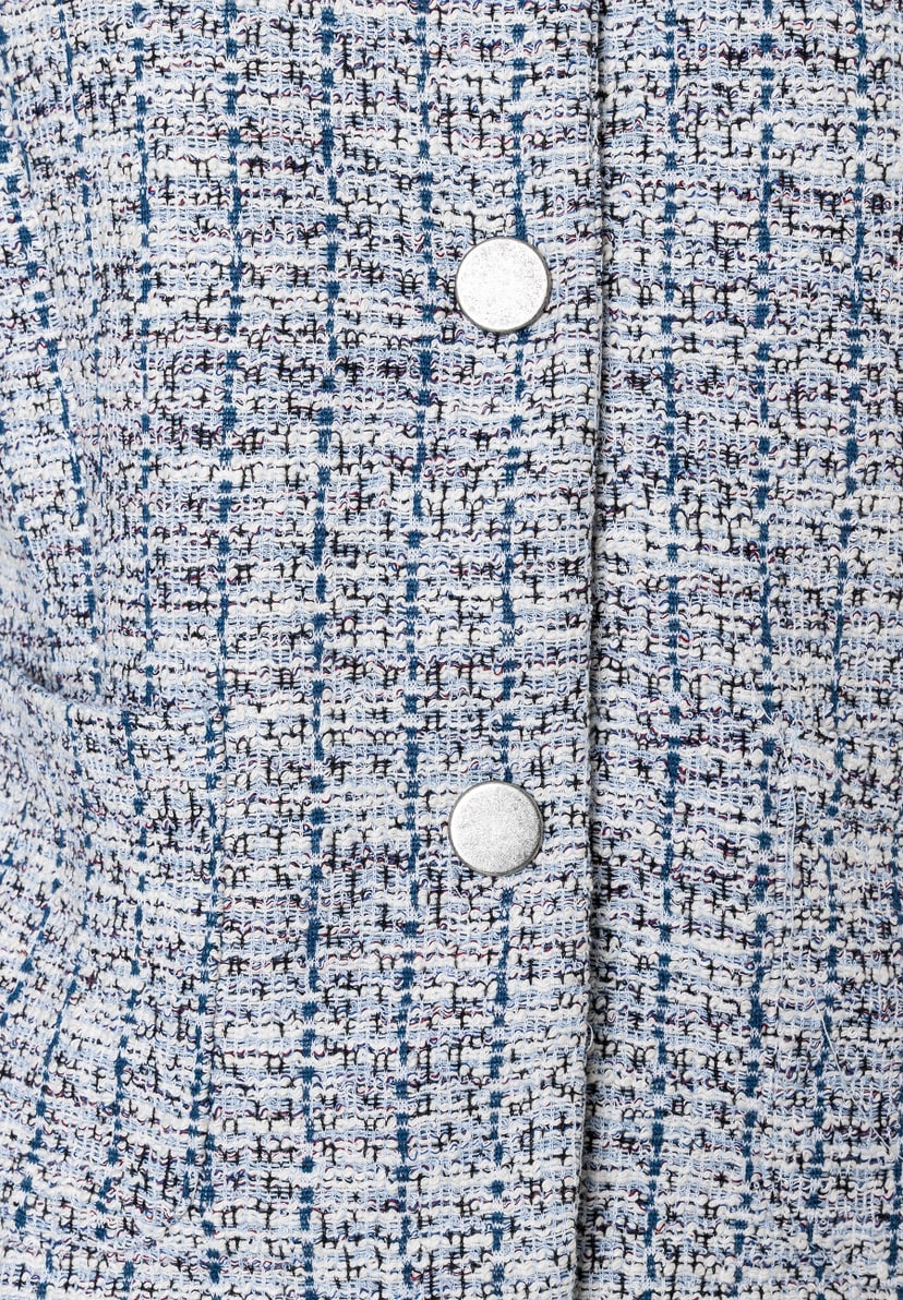 Nahaufnahme eines Blazers von MORE & MORE aus blau-weißem Bouclé-Jersey mit silbernen Knöpfen. Nahaufnahme eines Blazers von MORE & MORE aus blau-weißem Bouclé-Jersey mit silbernen Knöpfen.