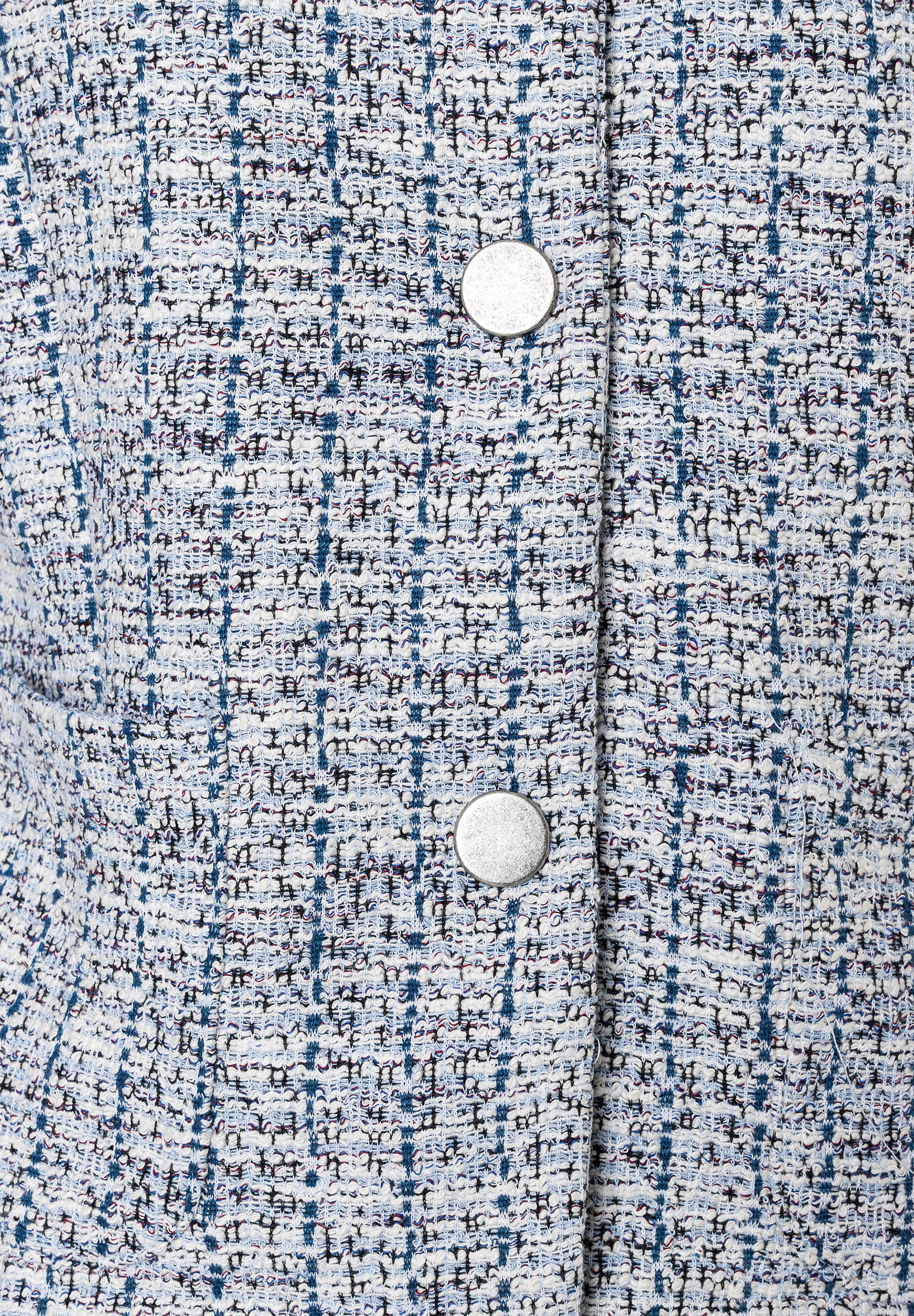 Nahaufnahme eines Blazers von MORE & MORE aus blau-weißem Bouclé-Jersey mit silbernen Knöpfen. Nahaufnahme eines Blazers von MORE & MORE aus blau-weißem Bouclé-Jersey mit silbernen Knöpfen.