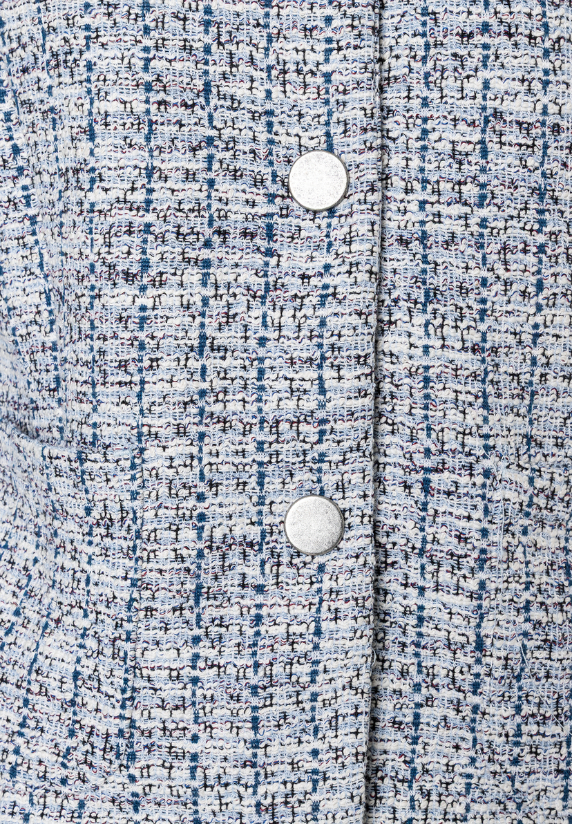 Nahaufnahme eines Blazers von MORE & MORE aus blau-weißem Bouclé-Jersey mit silbernen Knöpfen. Nahaufnahme eines Blazers von MORE & MORE aus blau-weißem Bouclé-Jersey mit silbernen Knöpfen.