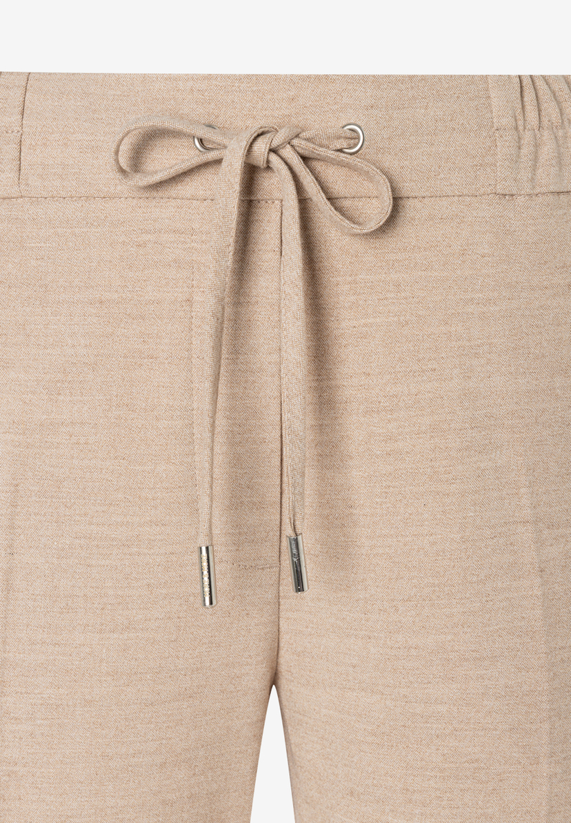 MORE & MORE Jeans in Beige mit Tunnelzug und silbernen Kordelenden, detaillierte Ansicht der Schnürung MORE & MORE Jeans in Beige mit Tunnelzug und silbernen Kordelenden, detaillierte Ansicht der Schnürung