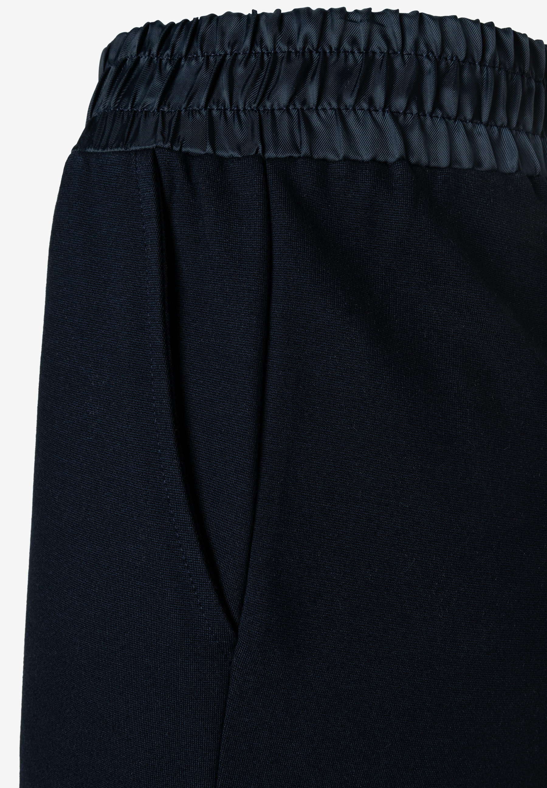 MORE & MORE Jeans: Nahaufnahme einer schwarzen Hose mit gerafftem Bund und glatter, matter Oberfläche.