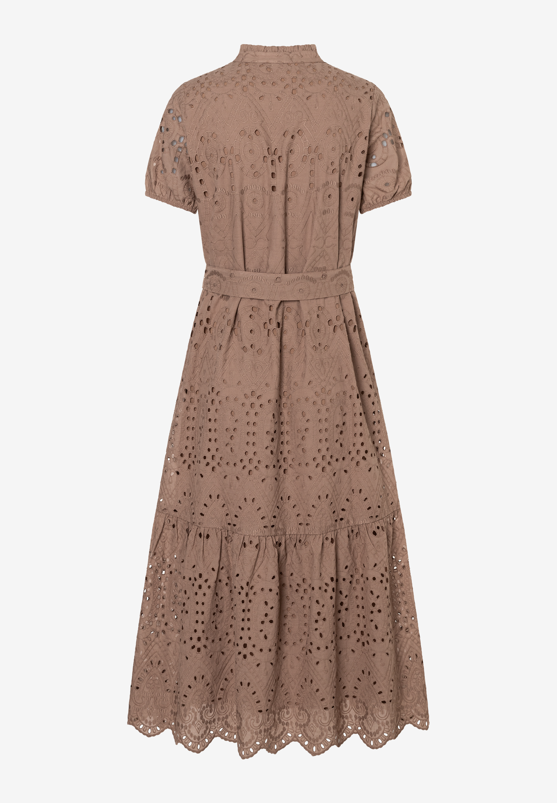 Ein Kleid von MORE & MORE mit Spitzendetails und Gürtel, der die Taille betont. Ein Kleid von MORE & MORE mit Spitzendetails und Gürtel, der die Taille betont.