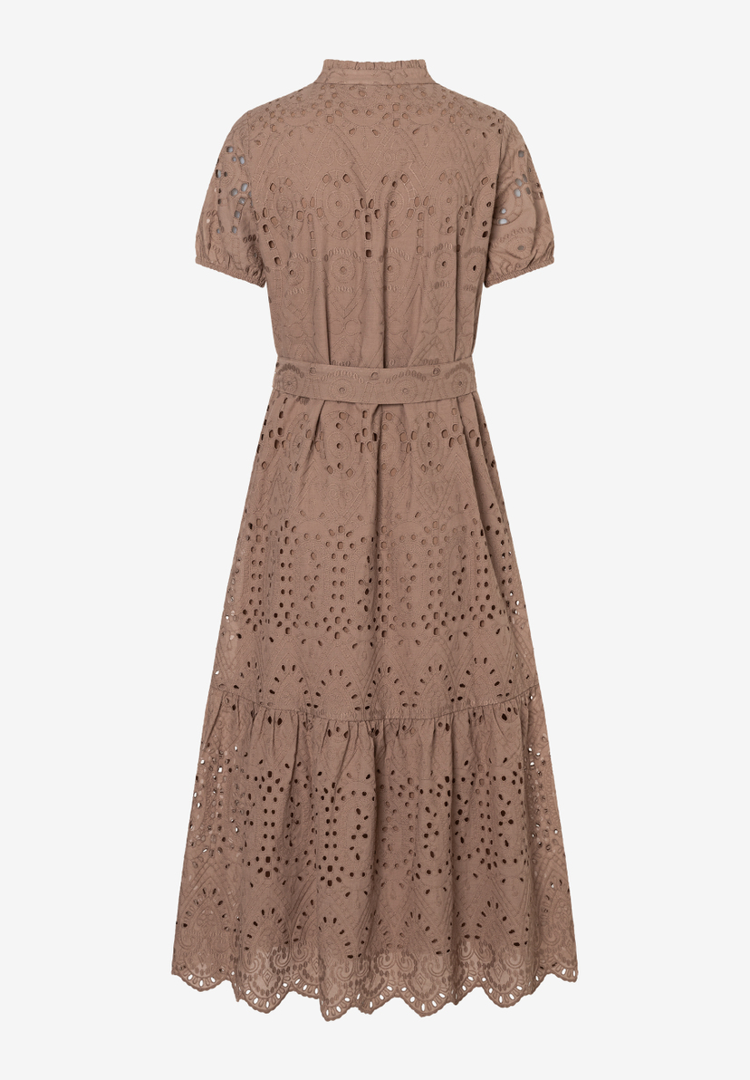 Ein Kleid von MORE & MORE mit Spitzendetails und Gürtel, der die Taille betont. Ein Kleid von MORE & MORE mit Spitzendetails und Gürtel, der die Taille betont.