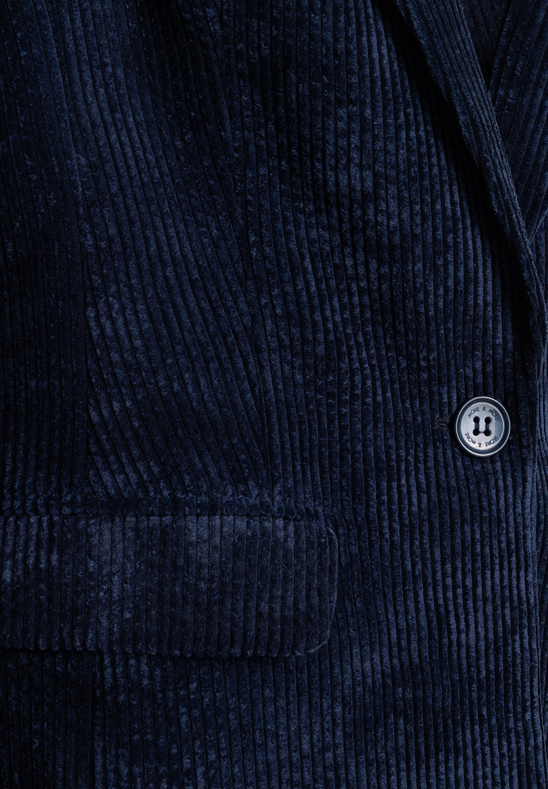 MORE & MORE marineblauer Cord-Blazer mit breiter Rippung, Knopf mit Markenlogo und einer Pattentasche. MORE & MORE marineblauer Cord-Blazer mit breiter Rippung, Knopf mit Markenlogo und einer Pattentasche.