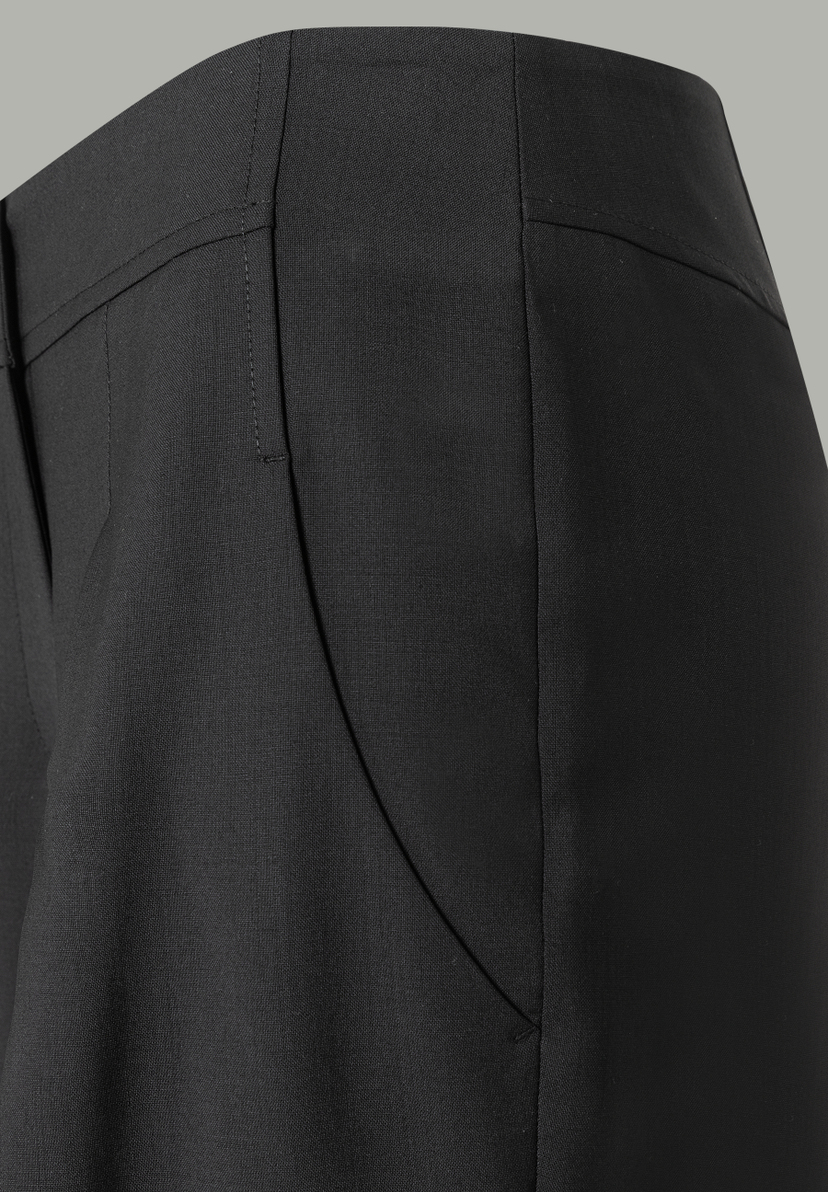 Detailaufnahme schwarzer MORE & MORE Hose/Jeans mit Bund und Tascheneinsatz. Detailaufnahme schwarzer MORE & MORE Hose/Jeans mit Bund und Tascheneinsatz.