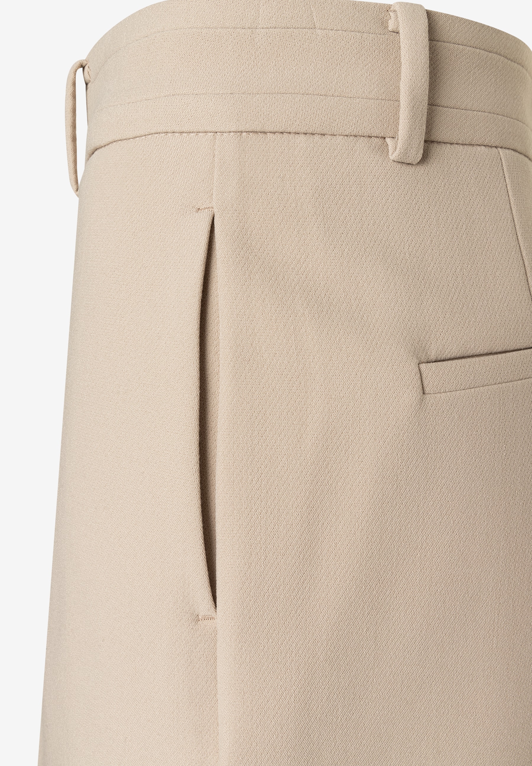 MORE & MORE beigefarbene Webware-Hose mit Bundfalten und paspelierten Taschen an der Seite. MORE & MORE beigefarbene Webware-Hose mit Bundfalten und paspelierten Taschen an der Seite.