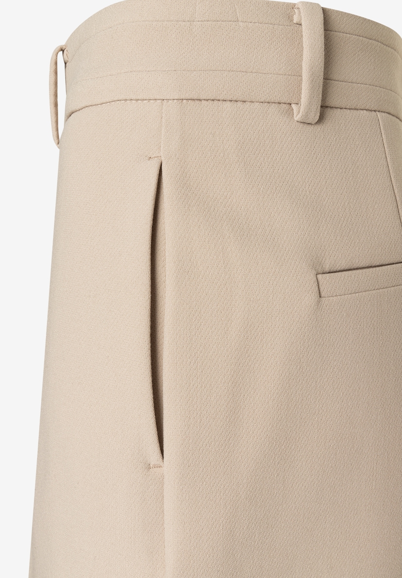 MORE & MORE beigefarbene Webware-Hose mit Bundfalten und paspelierten Taschen an der Seite. MORE & MORE beigefarbene Webware-Hose mit Bundfalten und paspelierten Taschen an der Seite.