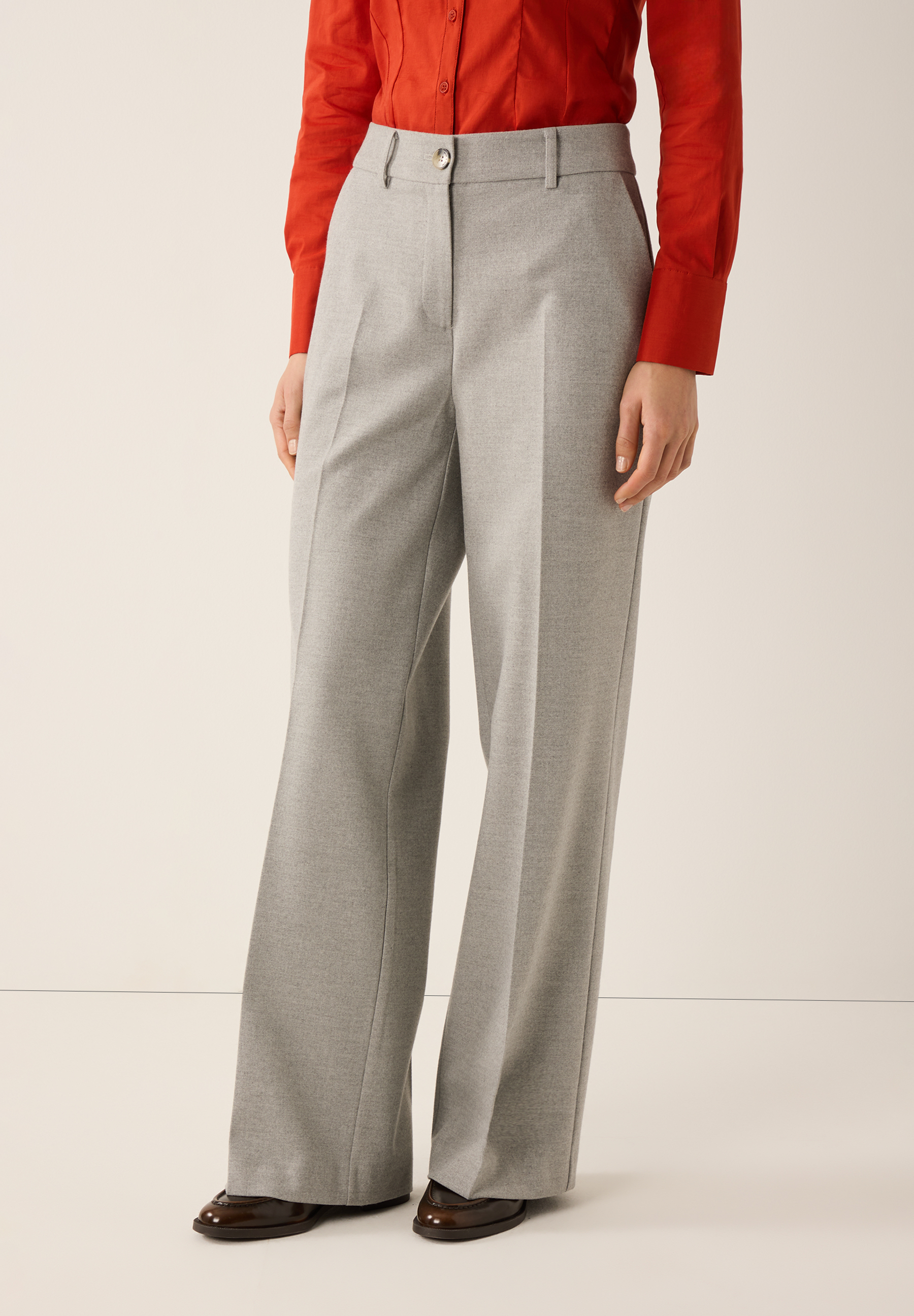 Eine graue MORE & MORE Webware-Hose mit weitem Bein und angenehmem Tragekomfort wird gezeigt. Eine graue MORE & MORE Webware-Hose mit weitem Bein und angenehmem Tragekomfort wird gezeigt.