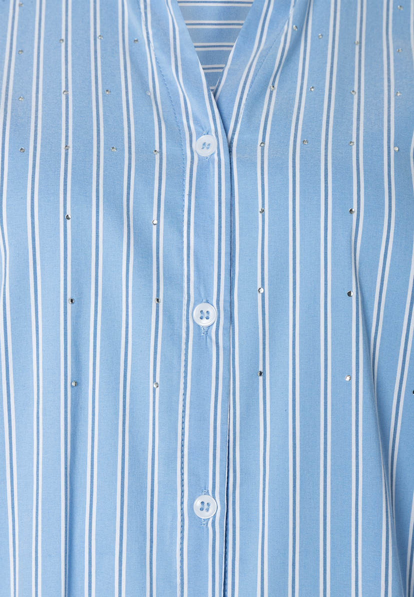 MORE & MORE Bluse: Hellblaue Bluse mit weißen Streifen, glänzenden Nieten und sichtbarer Knopfleiste. MORE & MORE Bluse: Hellblaue Bluse mit weißen Streifen, glänzenden Nieten und sichtbarer Knopfleiste.