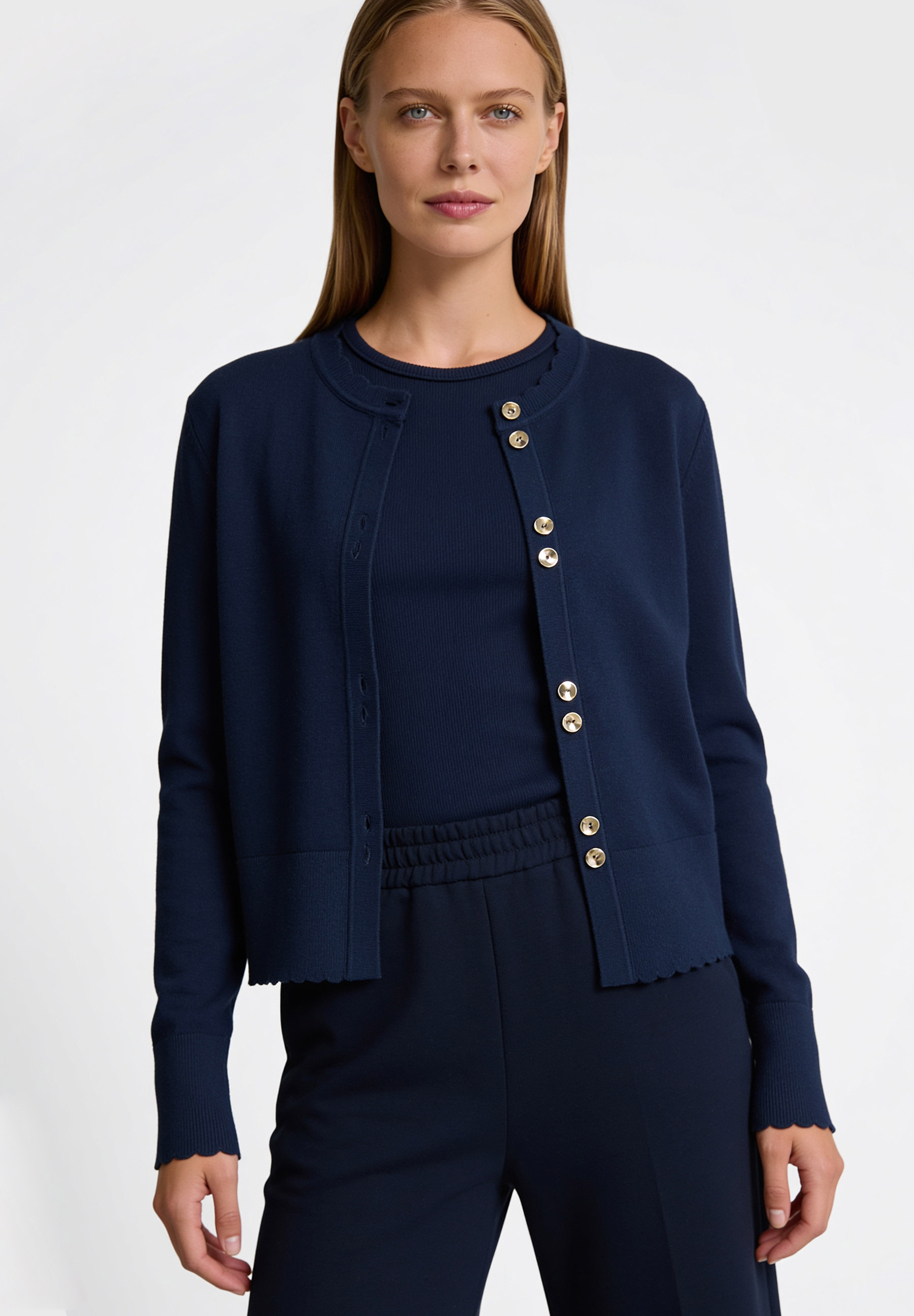 MORE & MORE Feinstrick-Cardigan in Marineblau, offene Passform, Zierknöpfe & Wellenkanten am Saum.