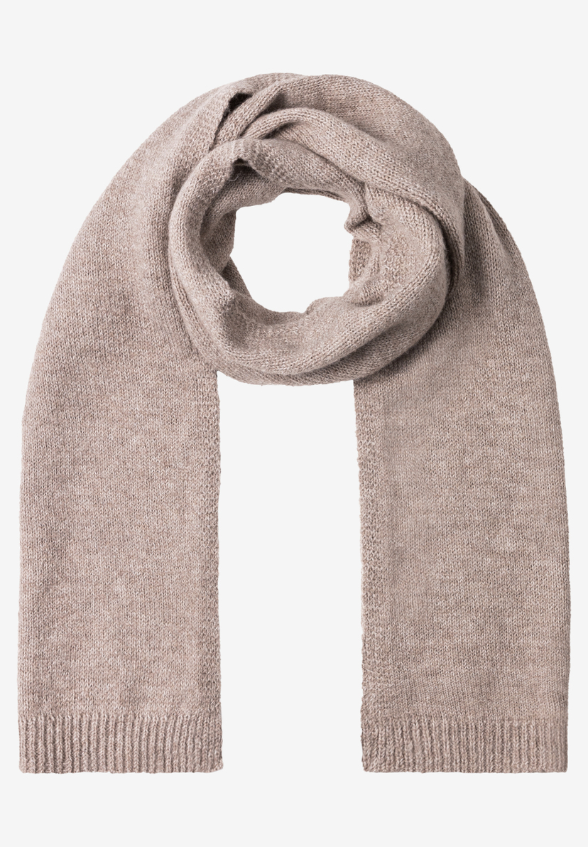 Ein beigefarbener Strickschal von MORE & MORE liegt vor einem weißen Hintergrund. Ein beigefarbener Strickschal von MORE & MORE liegt vor einem weißen Hintergrund.