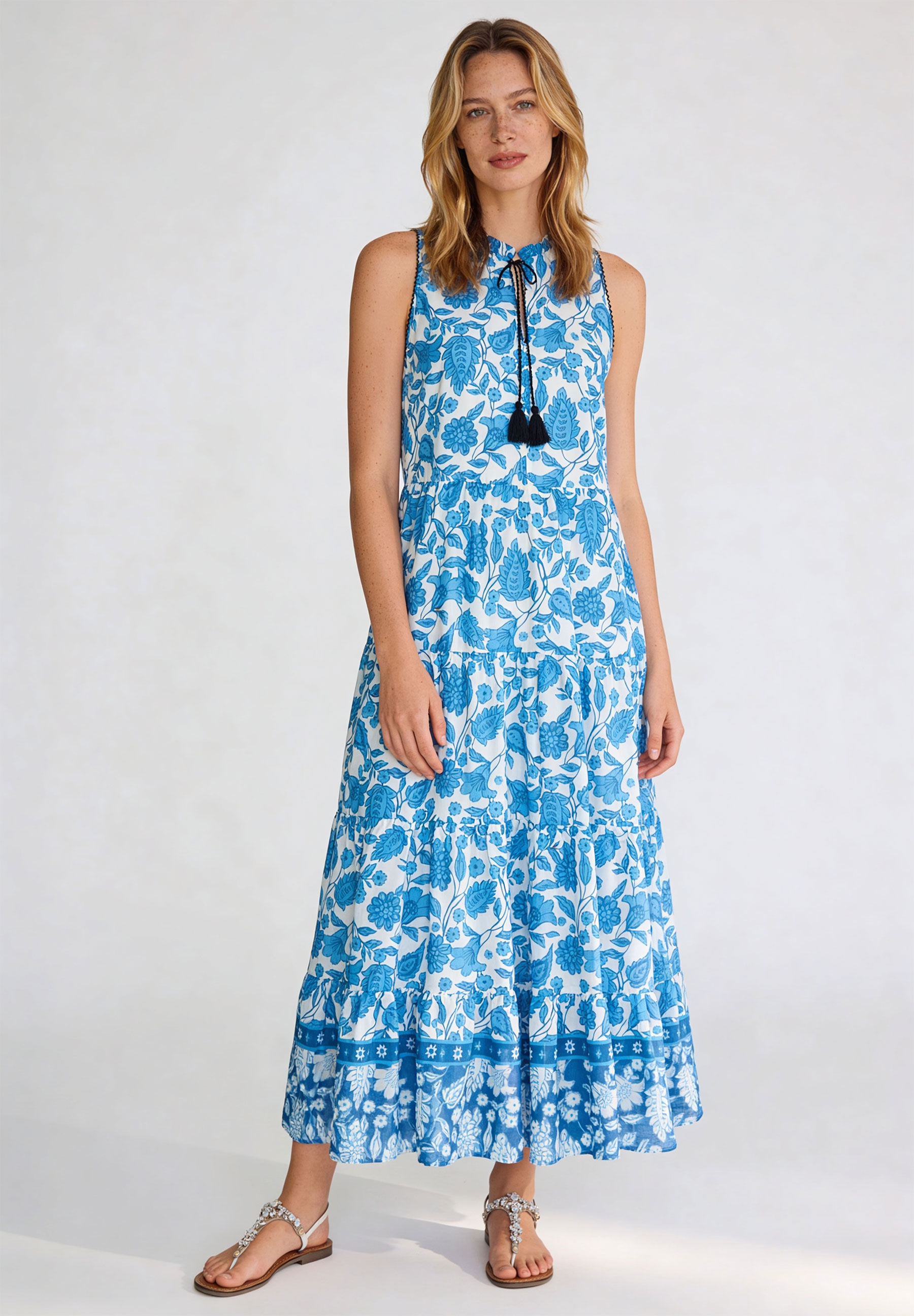 AI generated - MORE & MORE Maxikleid, weiß-blau geblümt. Das angenehme Material sorgt für hohen Tragekomfort.