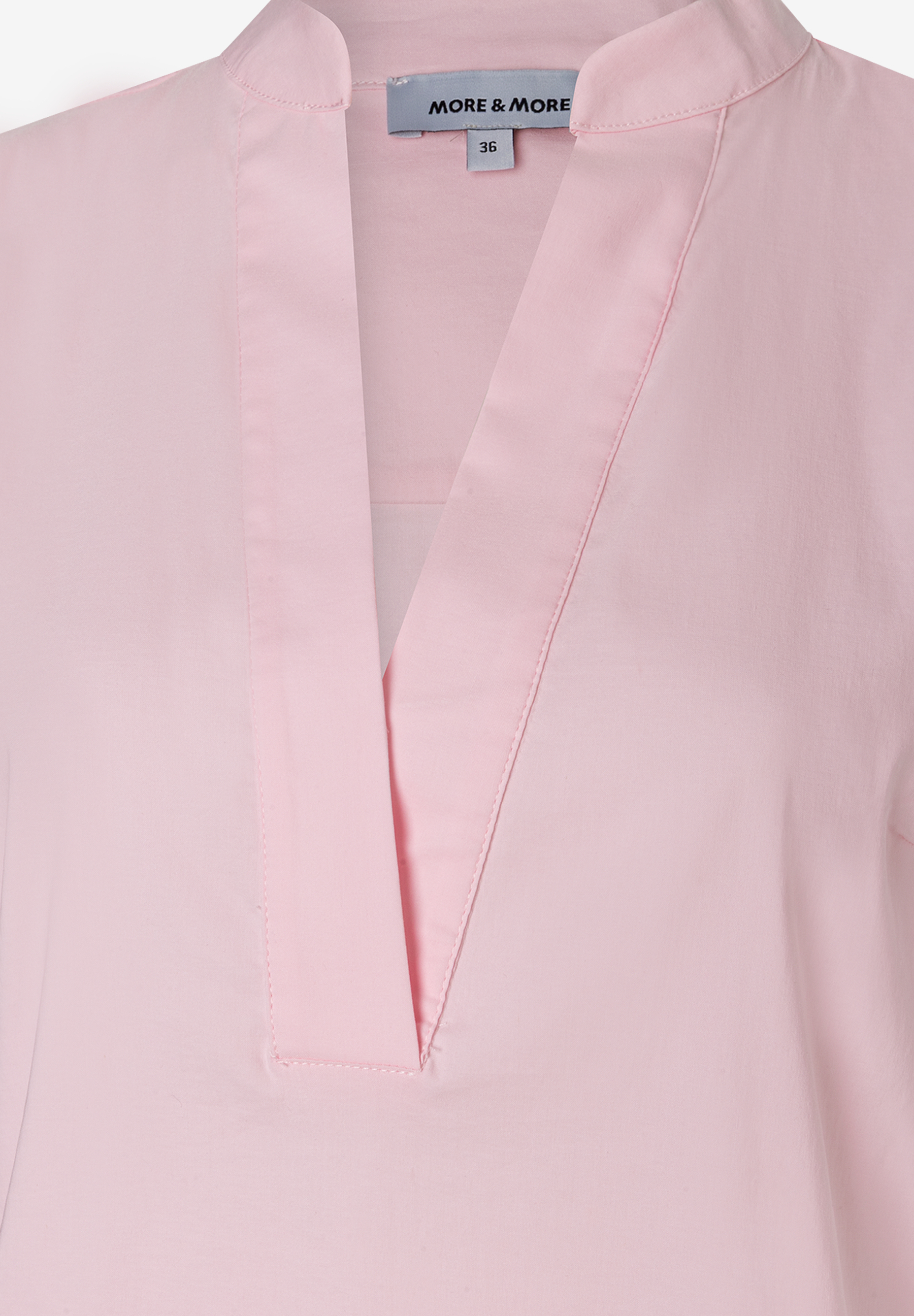 MORE & MORE Damen-Bluse in Zartrosa, mit V-Ausschnitt und kleinem Stehkragen. Gut sichtbares Markenetikett in Hellgrau. MORE & MORE Damen-Bluse in Zartrosa, mit V-Ausschnitt und kleinem Stehkragen. Gut sichtbares Markenetikett in Hellgrau.