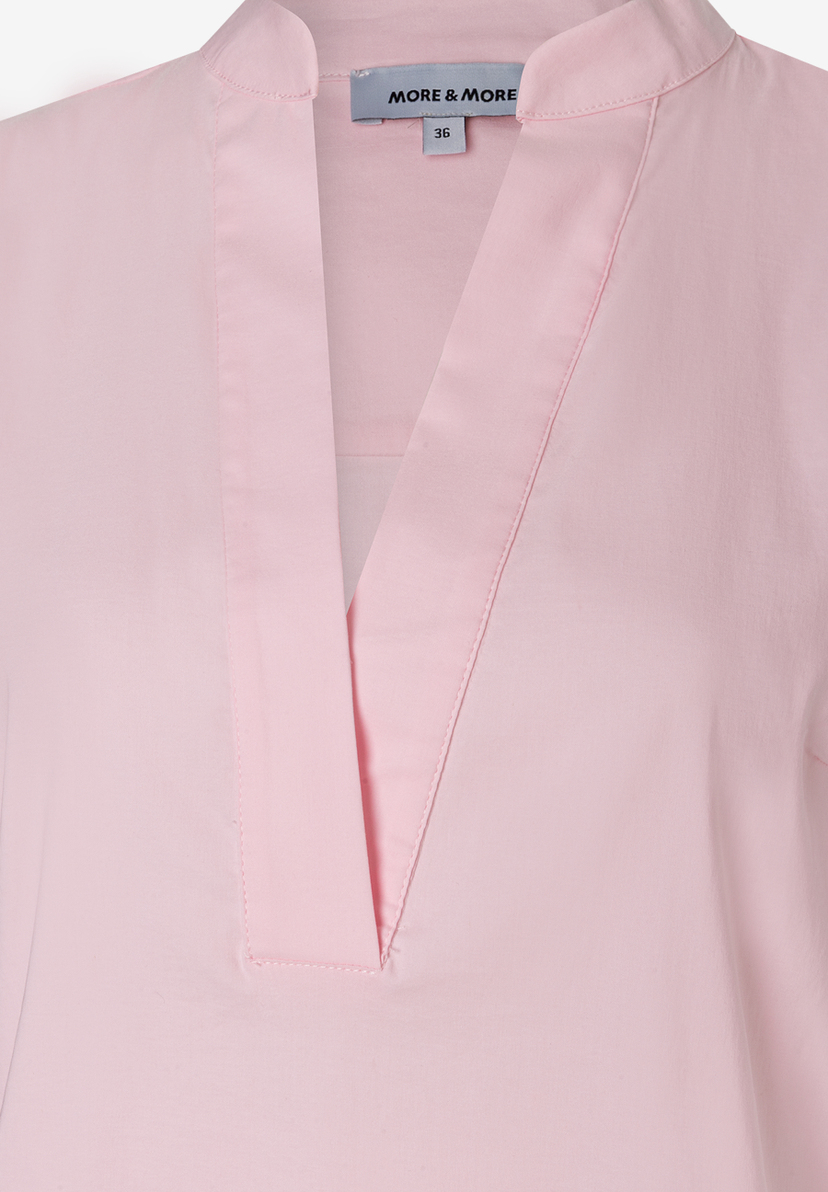 MORE & MORE Damen-Bluse in Zartrosa, mit V-Ausschnitt und kleinem Stehkragen. Gut sichtbares Markenetikett in Hellgrau. MORE & MORE Damen-Bluse in Zartrosa, mit V-Ausschnitt und kleinem Stehkragen. Gut sichtbares Markenetikett in Hellgrau.